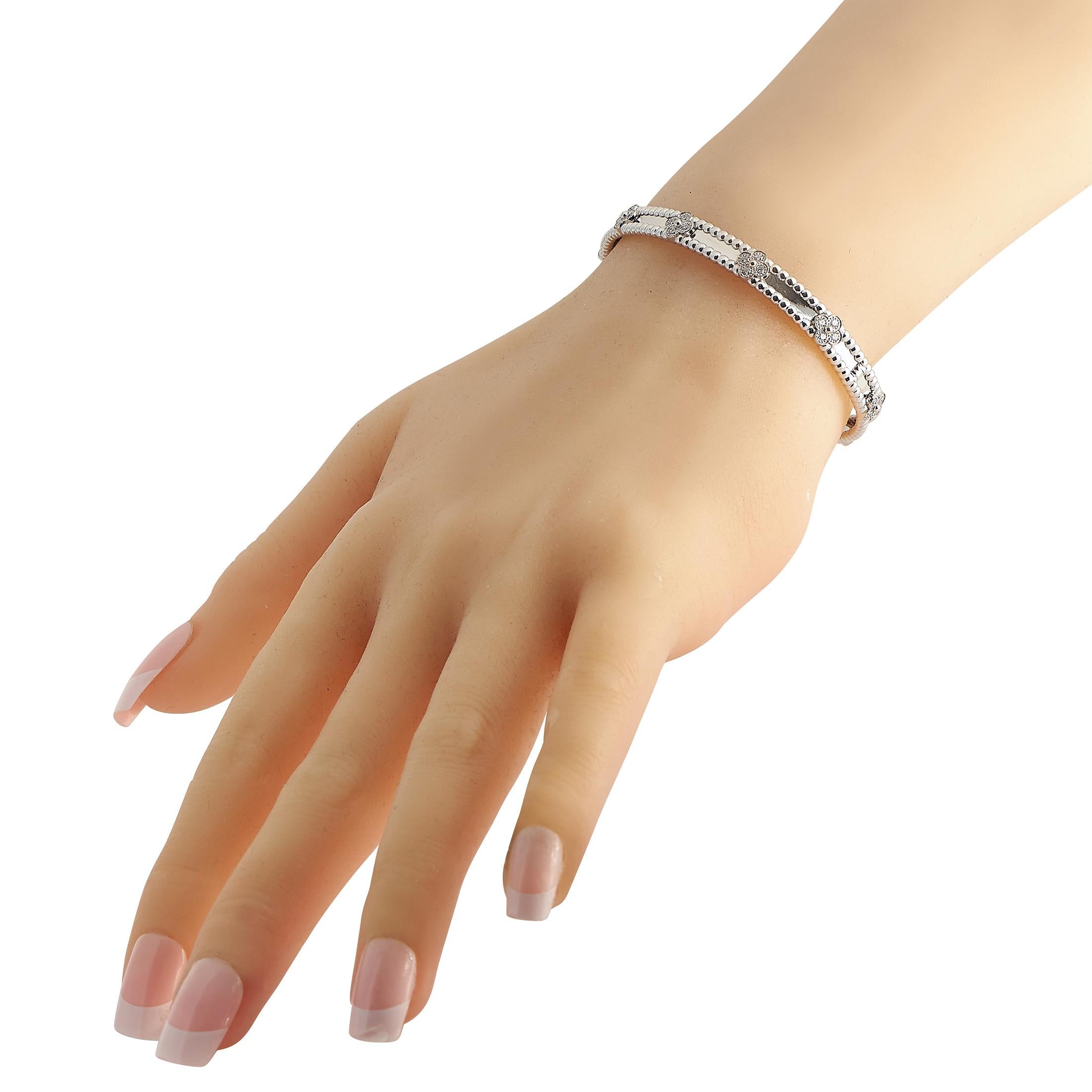 Dieses Perlee-Armband von Van Cleef & Arpels wird nie aus der Mode kommen. Zarte Perlenstickereien heben den Umfang des Schmuckstücks hervor, während die ikonischen Kleesymbole der Luxusmarke dank 0,69 Karat funkelnder Diamanten zum Leben erwachen.
