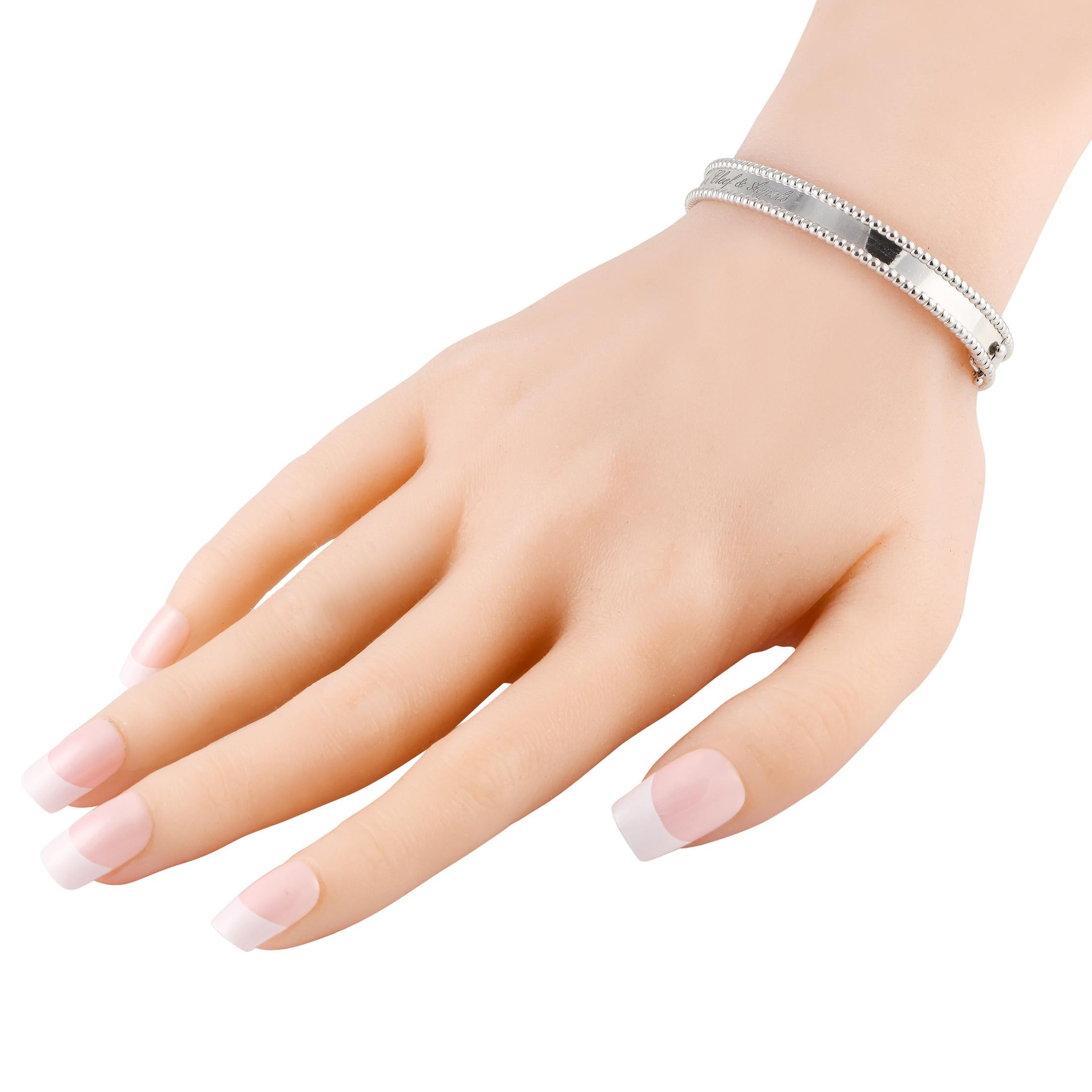 Ce bracelet Perlee de Van Cleef & Arpels, à la fois élégant et sophistiqué, est orné d'un perlage complexe. L'or blanc 18 carats scintillant lui confère une qualité lumineuse, tandis que la signature de la marque gravée sur le côté apporte une