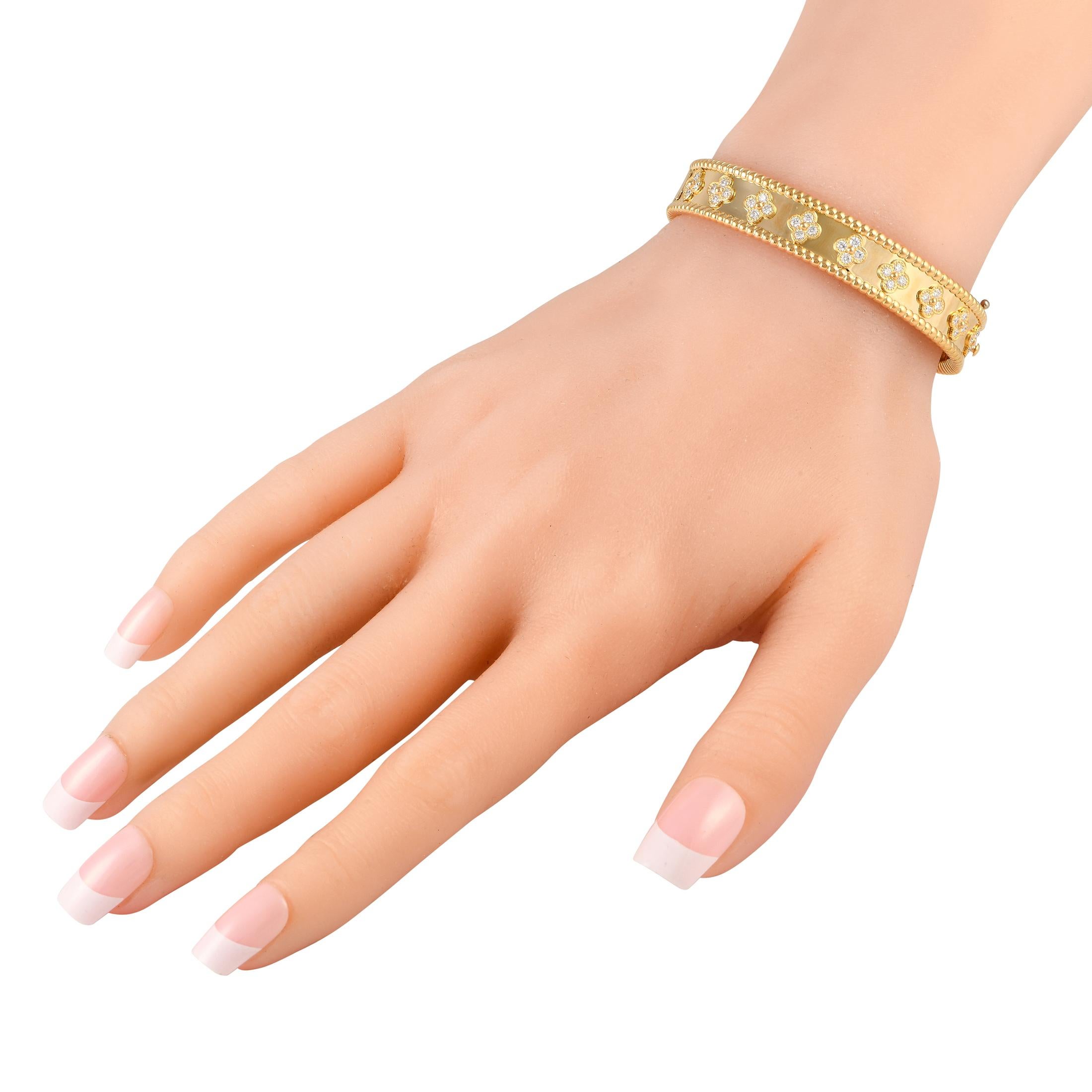 Dieses schlichte, elegante Perlee-Armband von Van Cleef & Arpels ist unbestreitbar luxuriös. Der aus 18-karätigem Gelbgold gefertigte Anhänger ist mit einer Reihe von ikonischen Kleemotiven der Marke verziert, die von goldenen Perlenstickereien