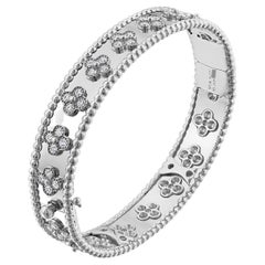 Van Cleef & Arpels Bracelet jonc trèfle Perlee en or blanc et diamants, taille XS