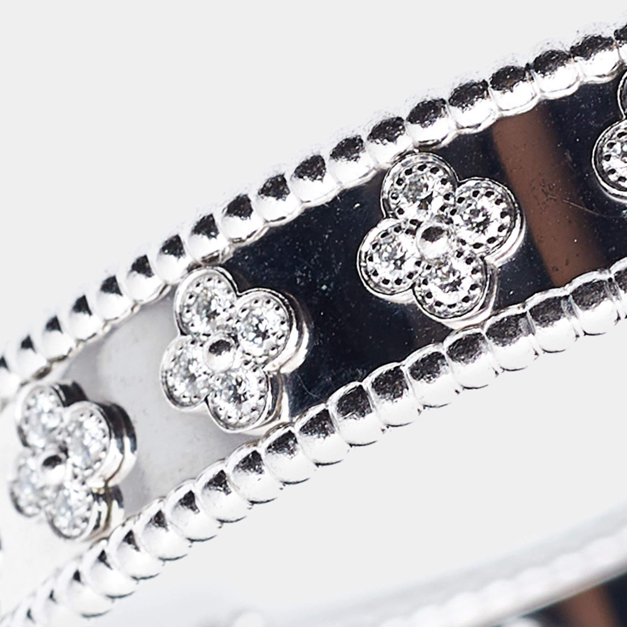 Van Cleef & Arpels Bracelet Perlée Trèfle Diamants Or Blanc 18k  Bon état - En vente à Dubai, Al Qouz 2