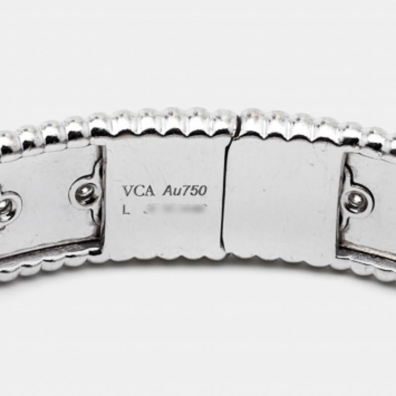 Ce bracelet de créateur est sculpté dans de l'or blanc 18 carats et mis en valeur par des diamants étincelants. D'une finition lisse, cette création désirable mérite d'être à votre poignet.