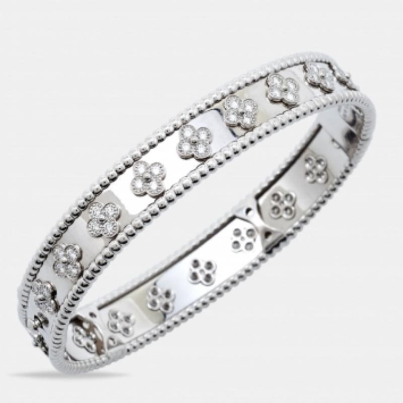 Van Cleef & Arpels Perlée Clover Diamonds 18k White Gold Bracelet L Bon état - En vente à Dubai, Al Qouz 2