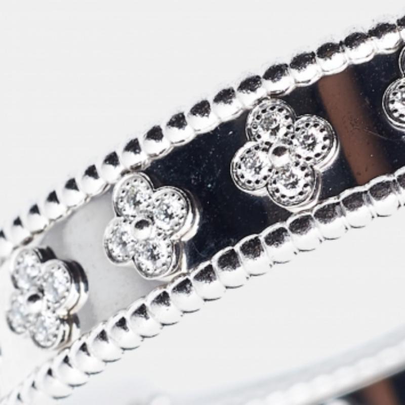 Van Cleef & Arpels Perlée Clover Diamonds 18k White Gold Bracelet L Pour femmes en vente