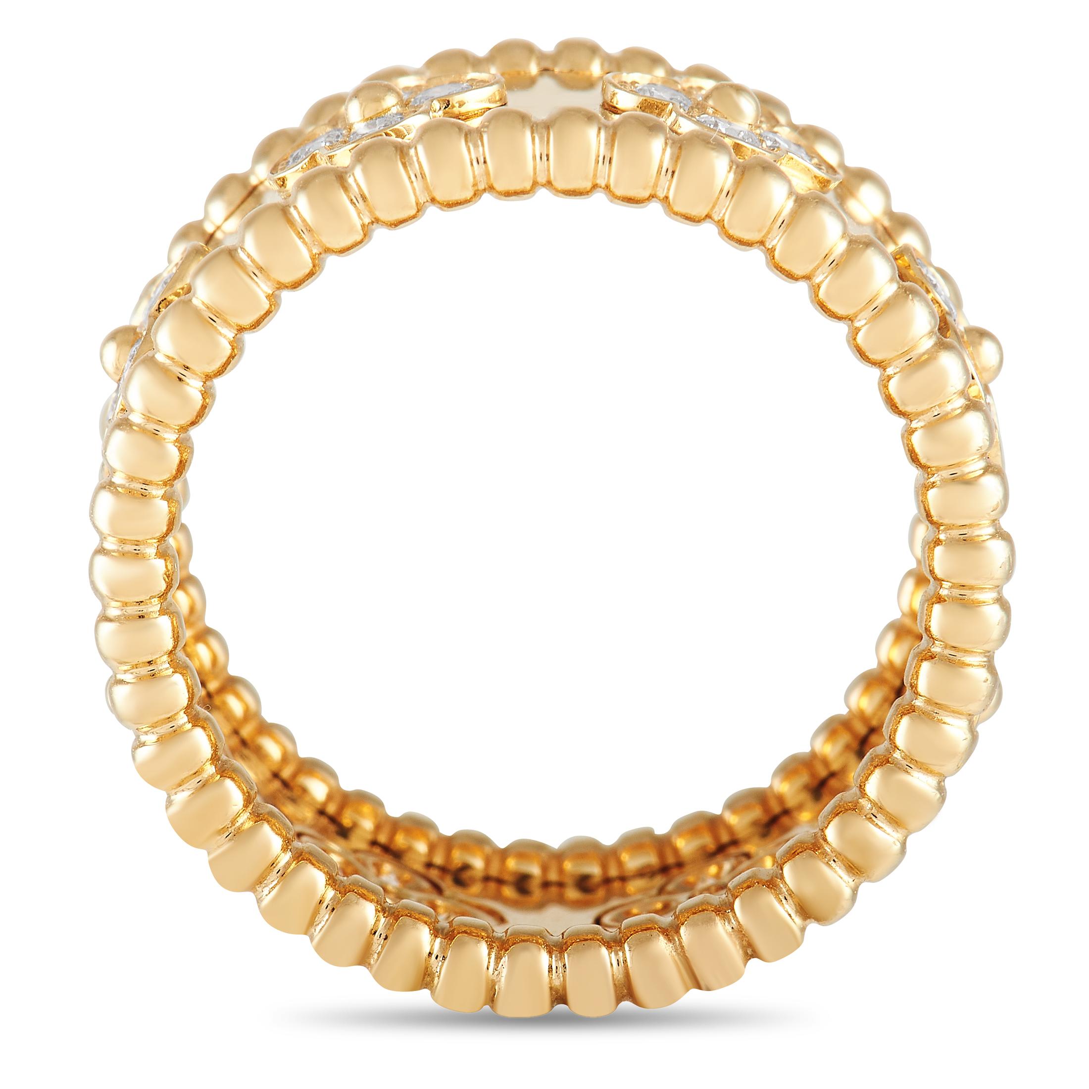 Wie alle Schmuckstücke der Perlée-Kollektion von Van Cleef & Arpels verbindet auch dieser charmante Ring das ikonische Kleeblattmotiv der Marke mit kühnen Perlenakzenten. Das 10 mm breite Stück ist aus 18 Karat Gelbgold gefertigt und mit Diamanten
