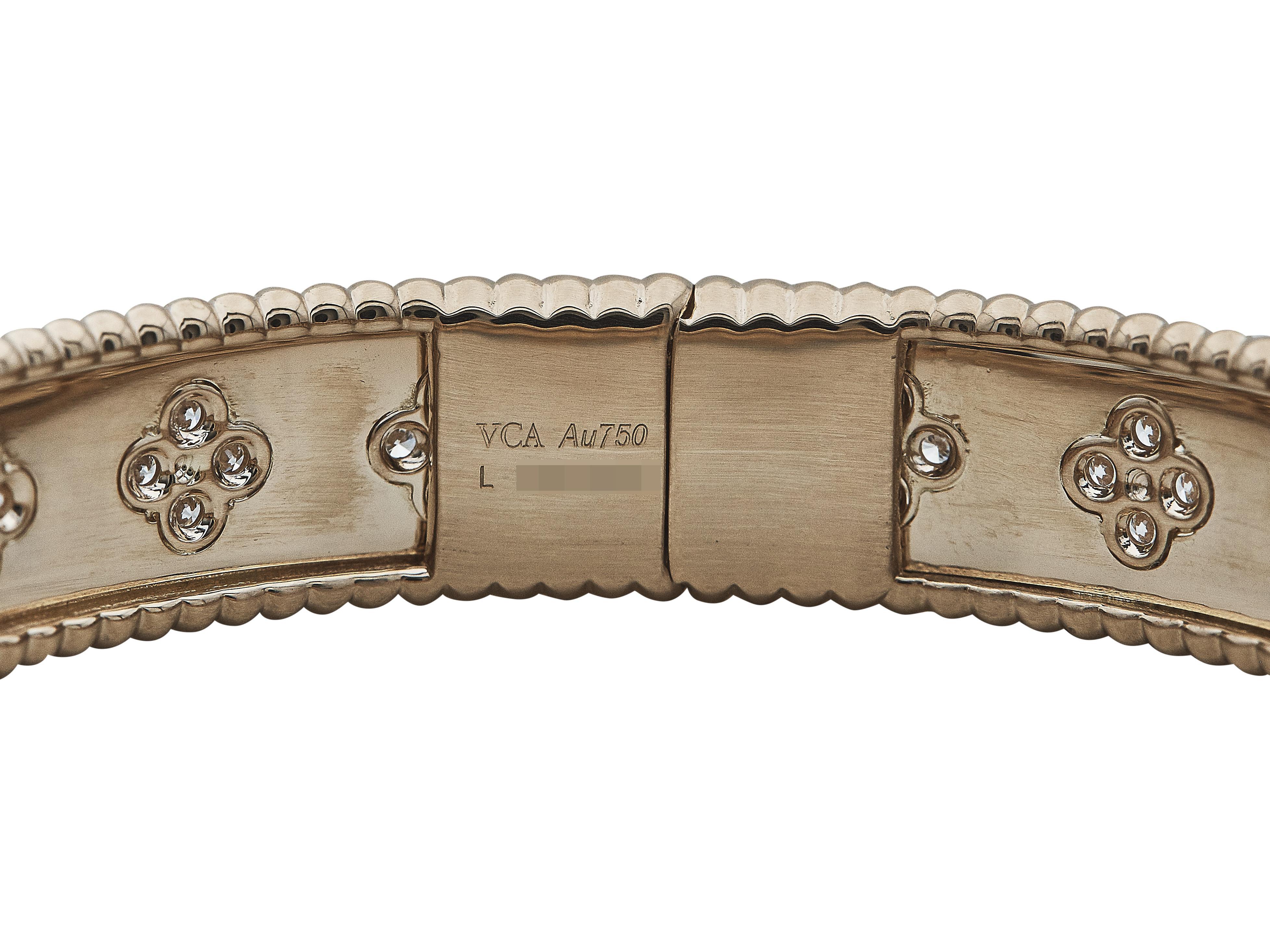 Il bracciale: Un bracciale bangle Van Cleef & Arpels Perlée Clovers, realizzato in oro rosa a diciotto carati con quadrifogli di diamanti rotondi taglio brillante applicati.

Il bracciale è in ottime condizioni, con solo qualche piccolo graffio che