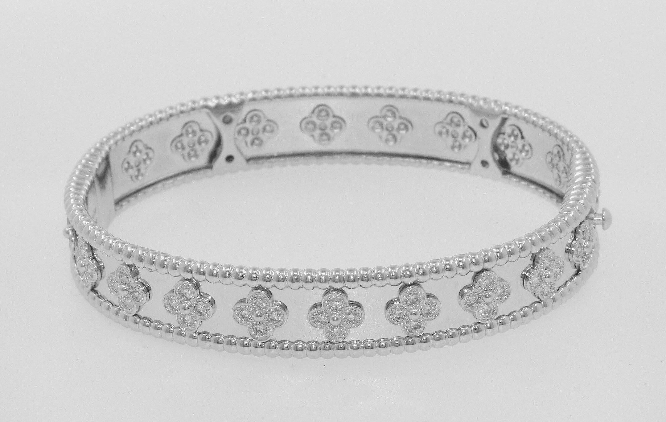 Perlee clovers bracelet from Van Cleef & Arpels, made in 18K white gold, set with round diamonds, medium model; diamond quality DEF, IF to VVS.
Come with Box and certificate.
Weight: 38.9g (Approx.) , Size: Medium
Reference : VCARN5B100
VCA265