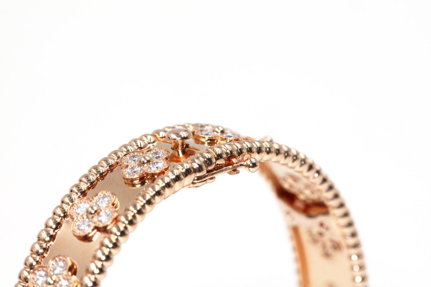 As in all his jewels, Van Cleef & Arpels wants to show how beautiful nature is, this bracelet, made of rose gold, with its 80 brilliant diamonds that simulate the petals of the clover, was designed to stand out among many.

made as a medium model