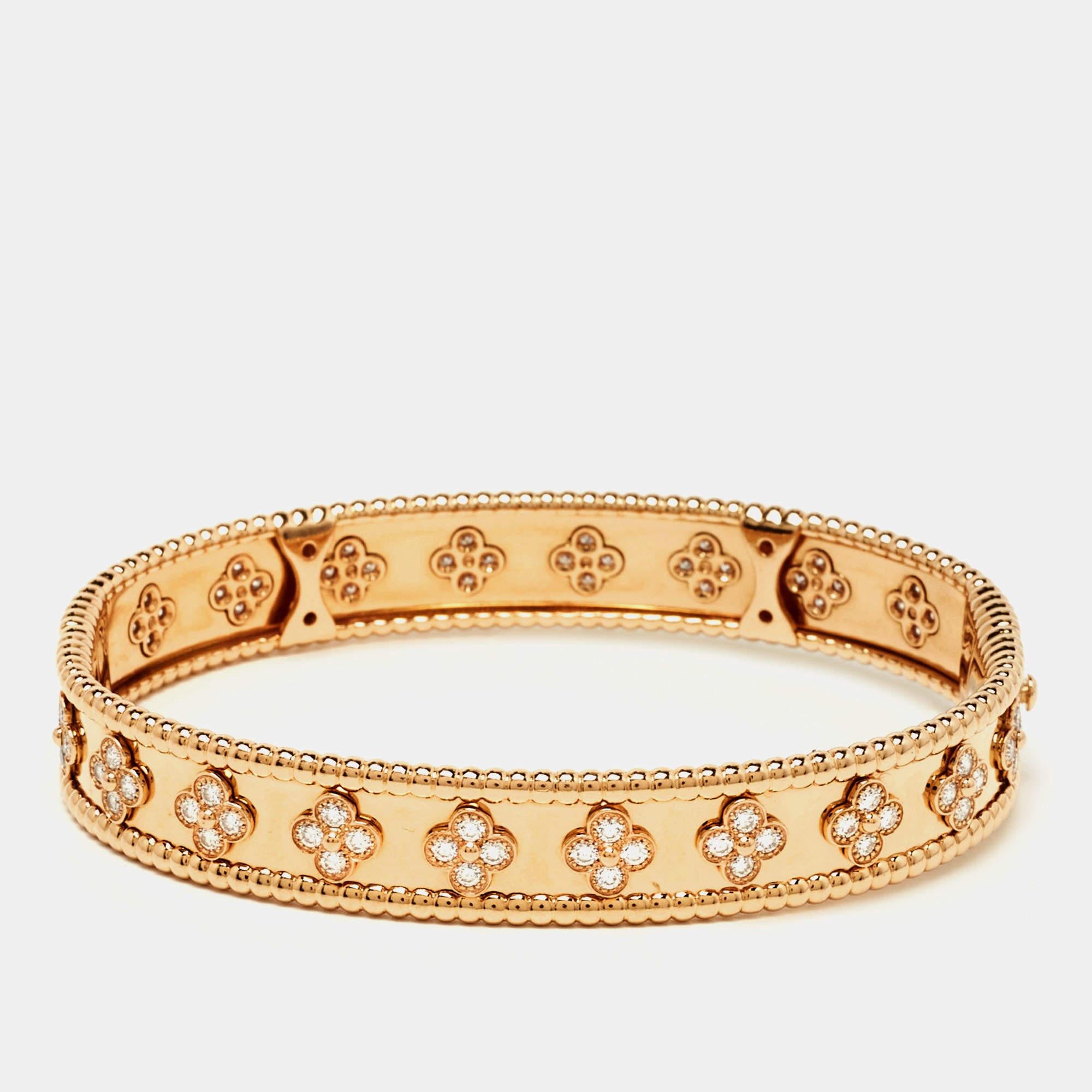Ce bracelet Van Cleef & Arpels Perlée Sweet Clovers est un bel exemple des prouesses de VC en matière de joaillerie. Il est sculpté dans de l'or rose 18 carats et orné de rangées de perles Perlées et de motifs de trèfles sertis de diamants. Le bijou