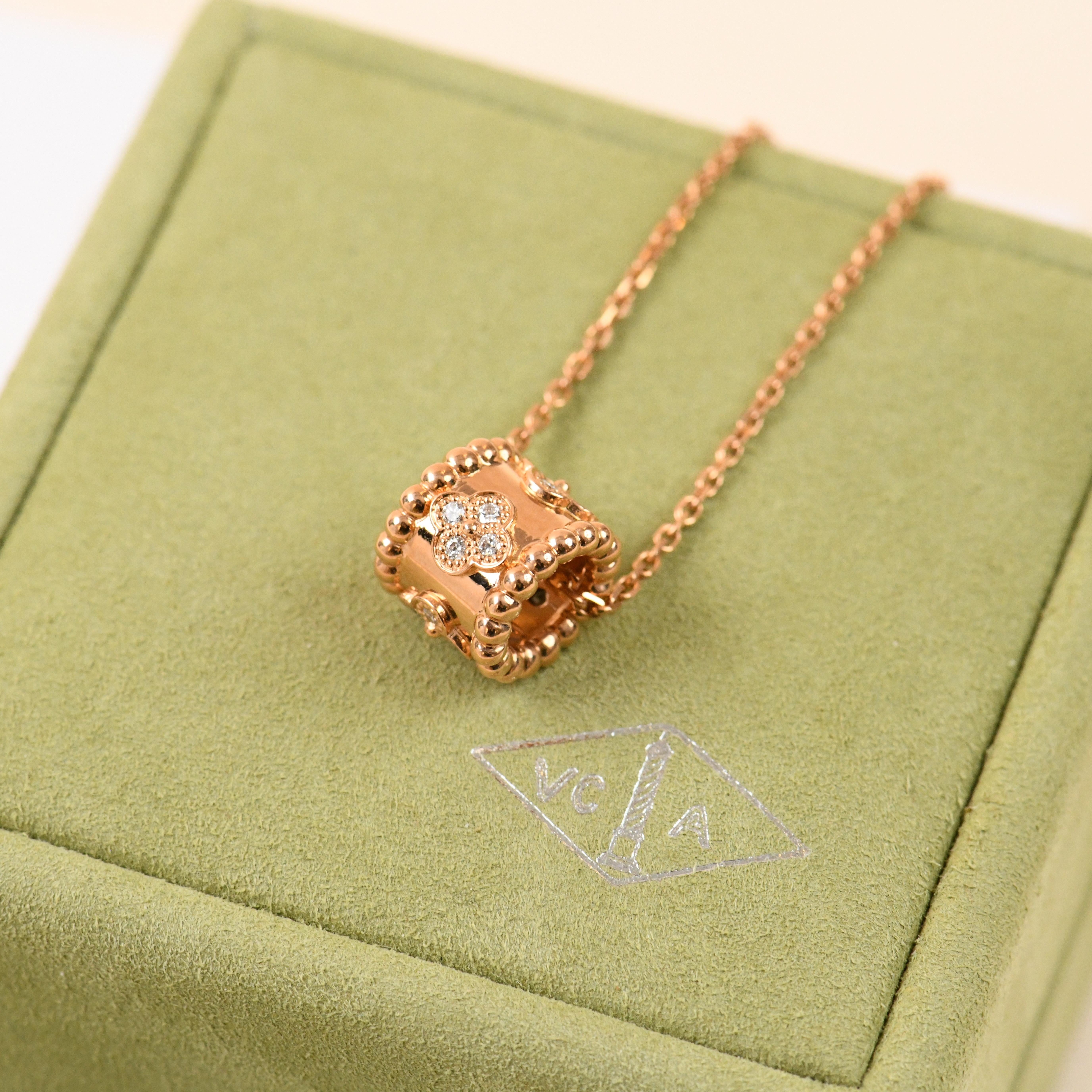 Collana con ciondolo in oro rosa 18 carati Van Cleef & Arpels Perlée Clovers Diamond in vendita 1