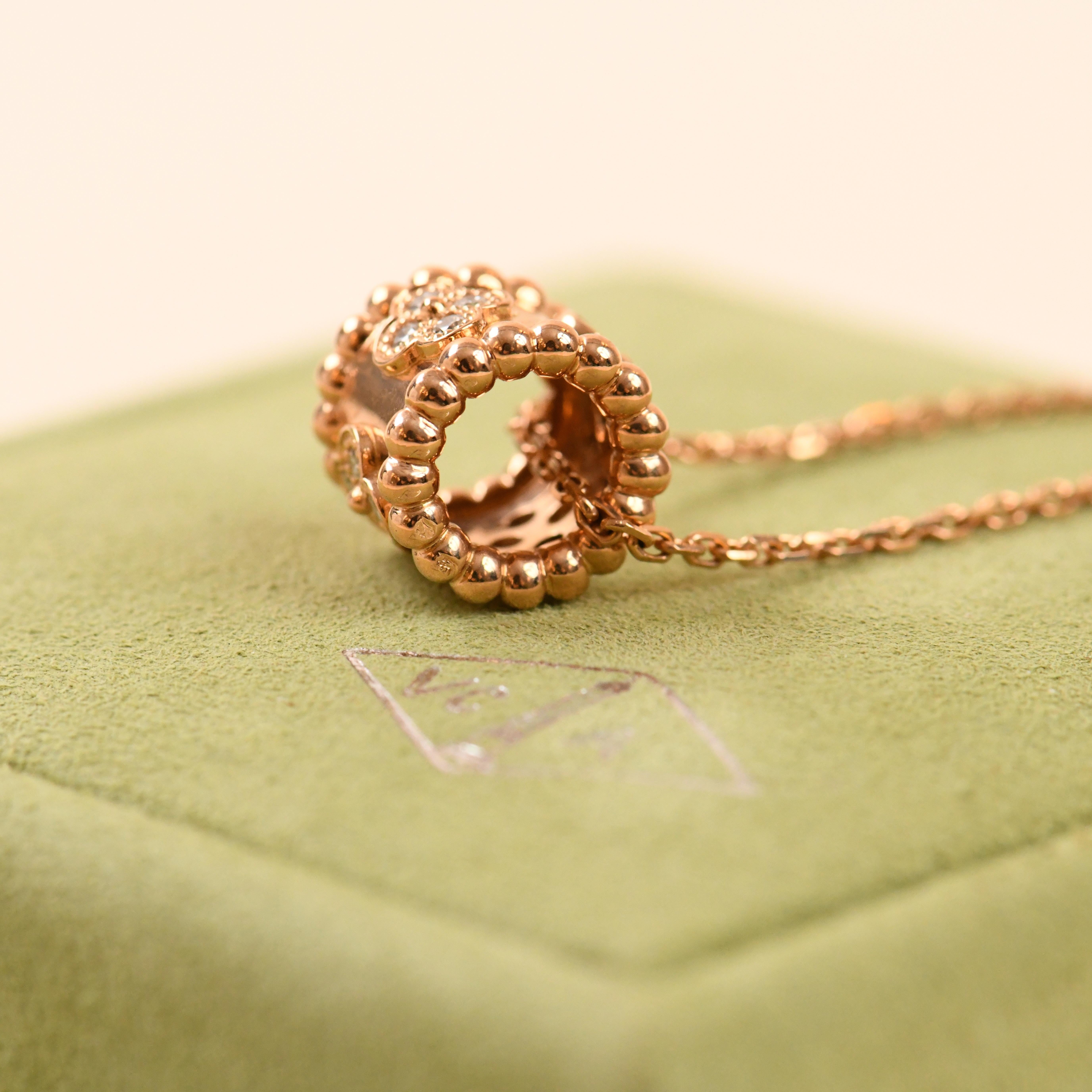 Collana con ciondolo in oro rosa 18 carati Van Cleef & Arpels Perlée Clovers Diamond in vendita 2