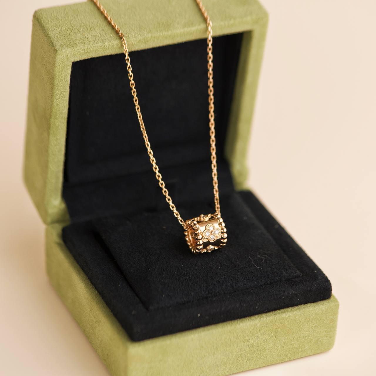SKU	33301470
Comes With	Box Only
Date	2018
RRP	£4,650 Incl. Taxes / €5,500 Incl. Taxes / $5,100 Excl. Taxes
Model	VCARO2EE00
Serial Number	JA******
Metal	18k Rose Gold
Stones	Diamond
Weight	7.09 g
Length	42 cm
Width	1 cm
Condition	Excellent
Other