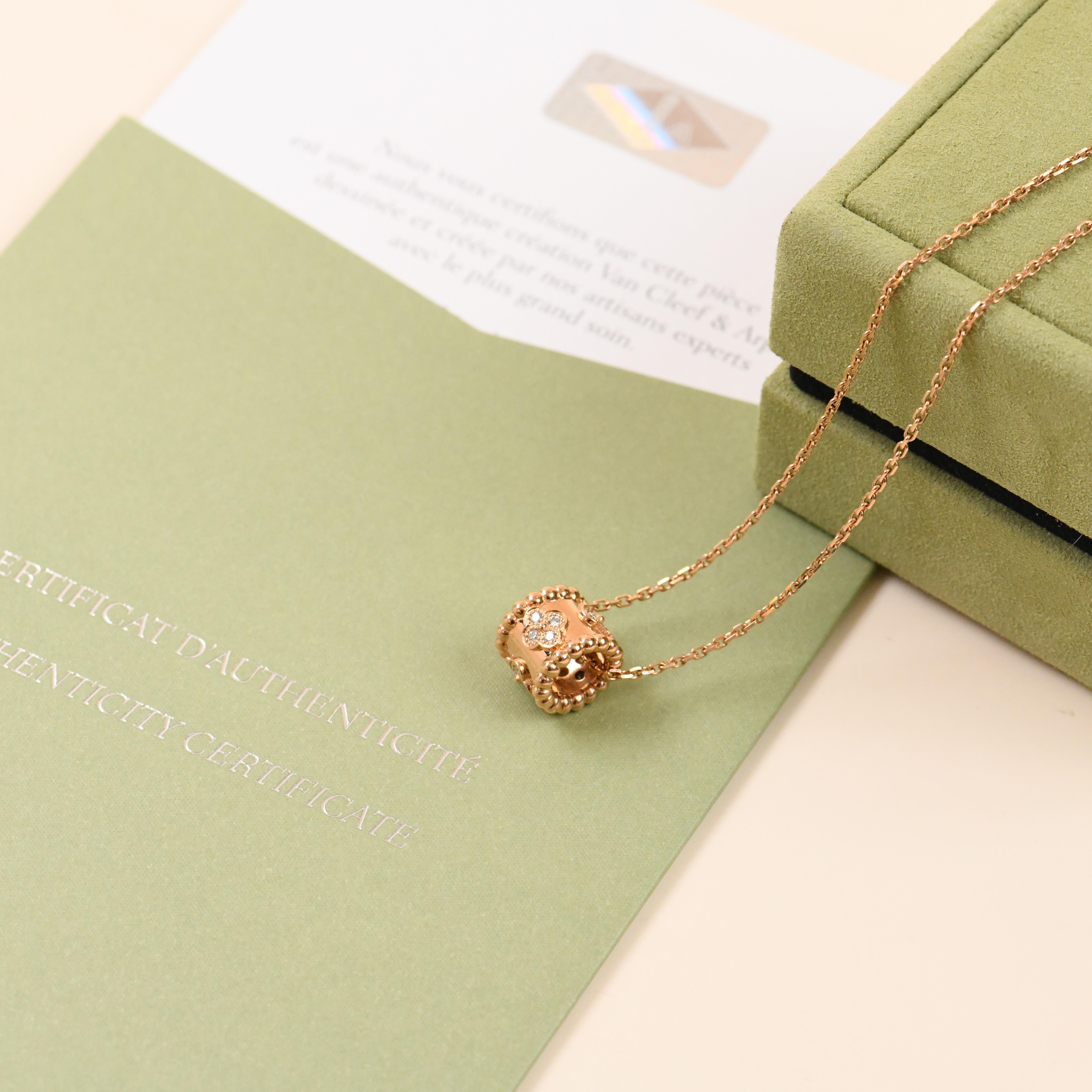 SKU	33301470
Viene fornito con	Solo per la scatola
Data	2018
RRP	£4.650 tasse incluse / €5.500 tasse incluse / $5.100 tasse escluse
Modello	VCARO2EE00
Numero di serie	JA******
Metallo	Oro rosa 18k
Pietre	Diamante
Peso	7.09 g
Lunghezza	42