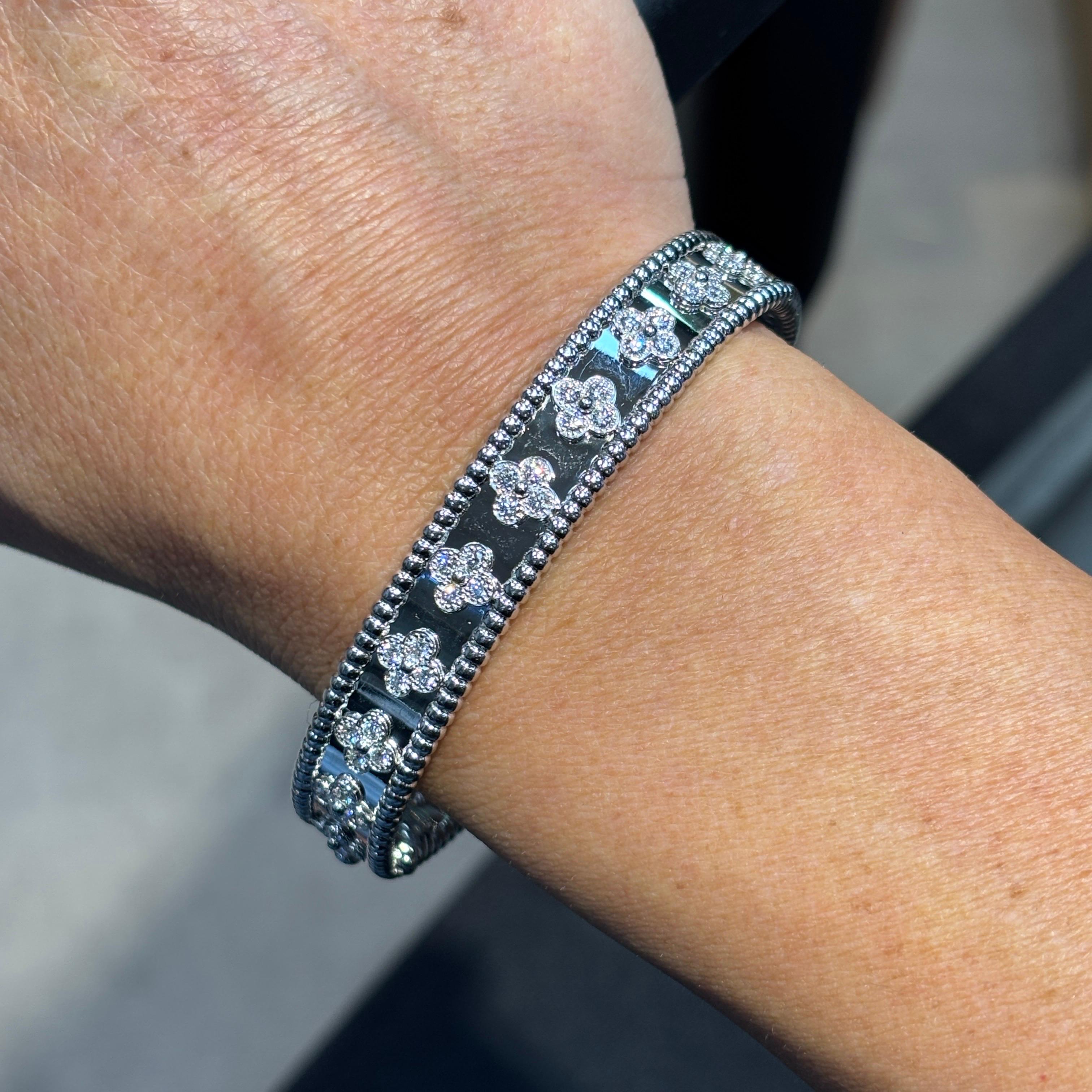 Taille ronde Van Cleef & Arpels Bracelet à trèfles en diamants perlés en vente