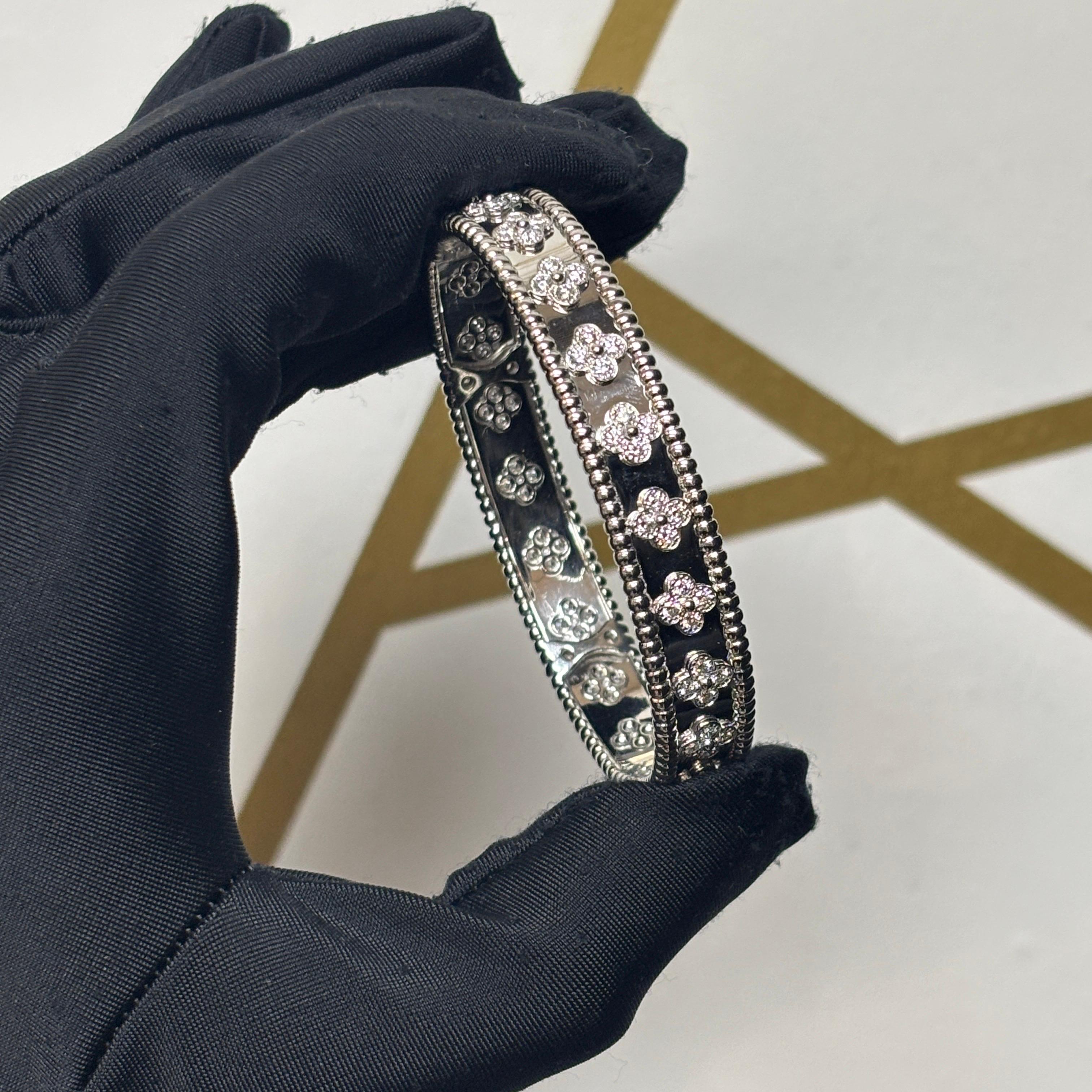 Van Cleef & Arpels Bracelet à trèfles en diamants perlés Excellent état - En vente à New York, NY