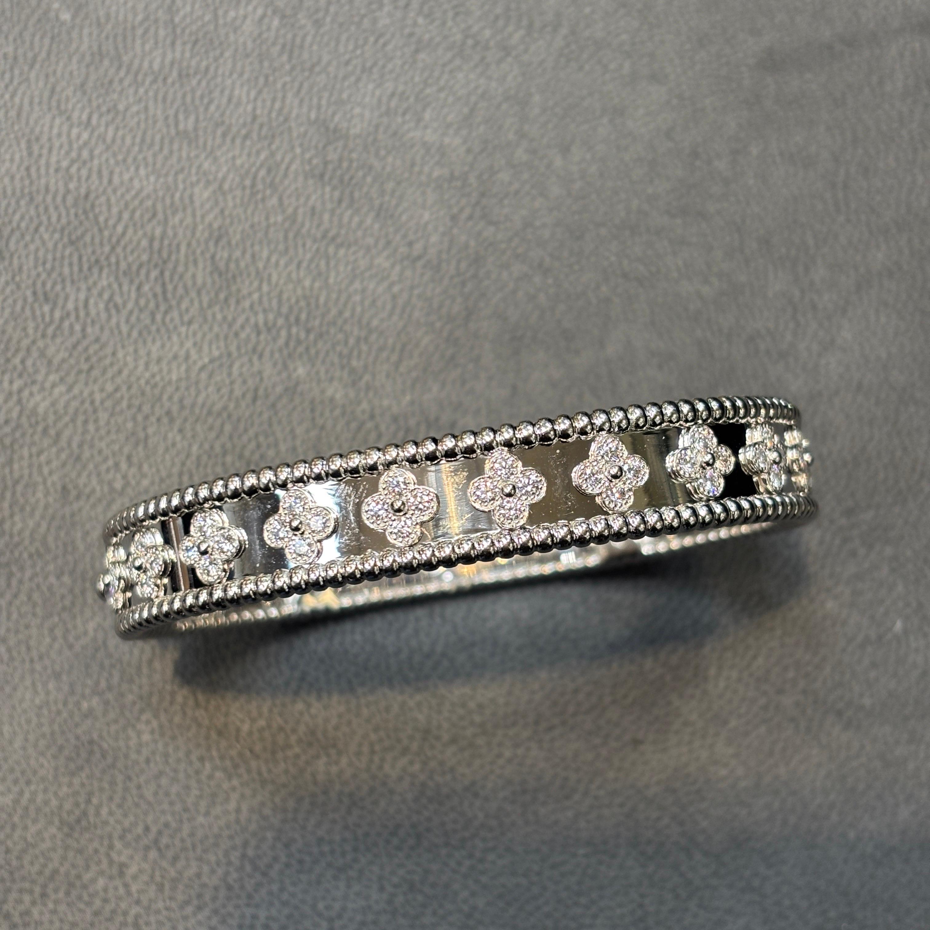 Van Cleef & Arpels Bracelet à trèfles en diamants perlés en vente 1