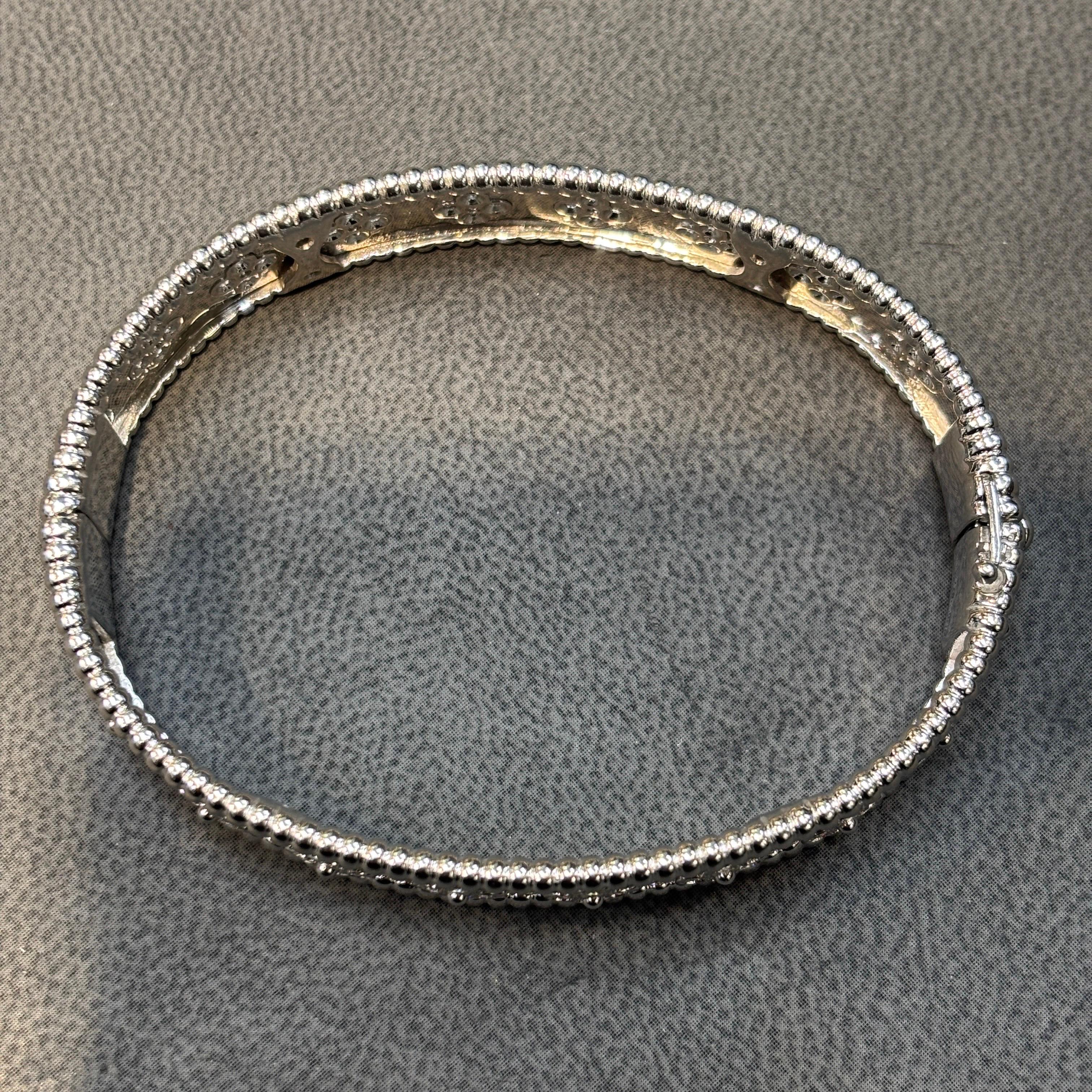 Van Cleef & Arpels Bracelet à trèfles en diamants perlés en vente 2