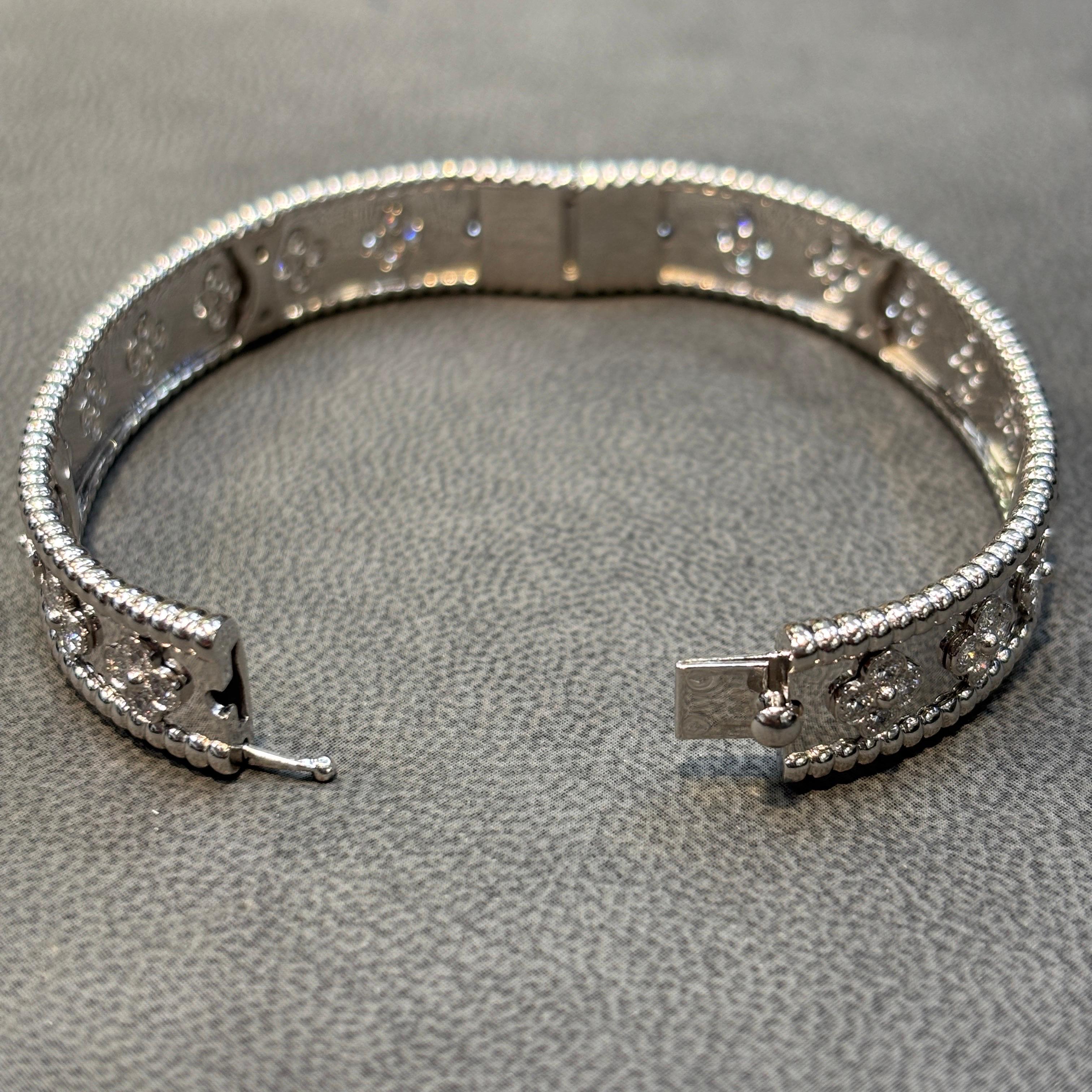Van Cleef & Arpels Bracelet à trèfles en diamants perlés en vente 3