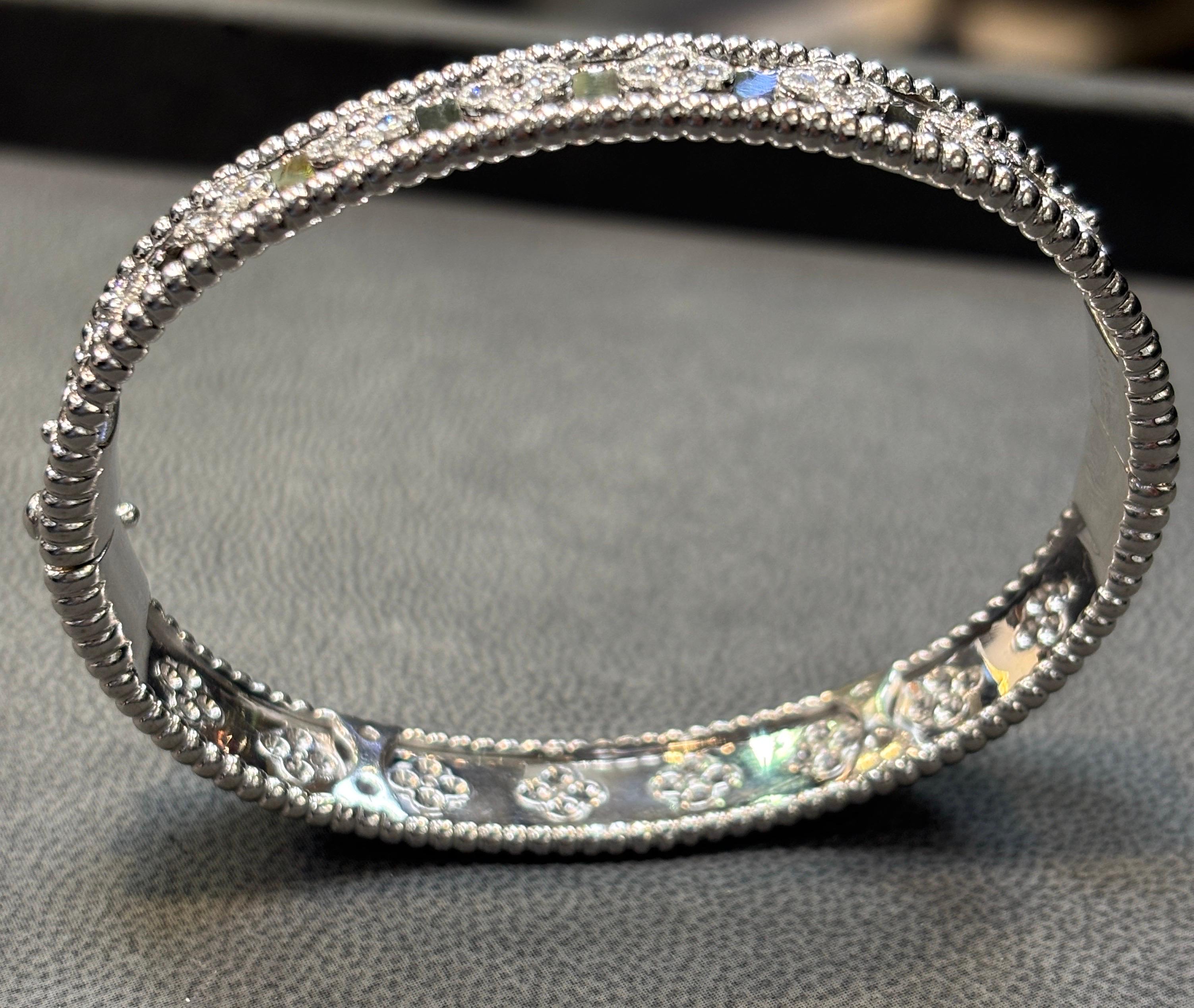 Van Cleef & Arpels Bracelet à trèfles en diamants perlés en vente 4