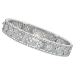 Van Cleef
Arpels "Perlée" Bracelet à diamants en forme de trèfles