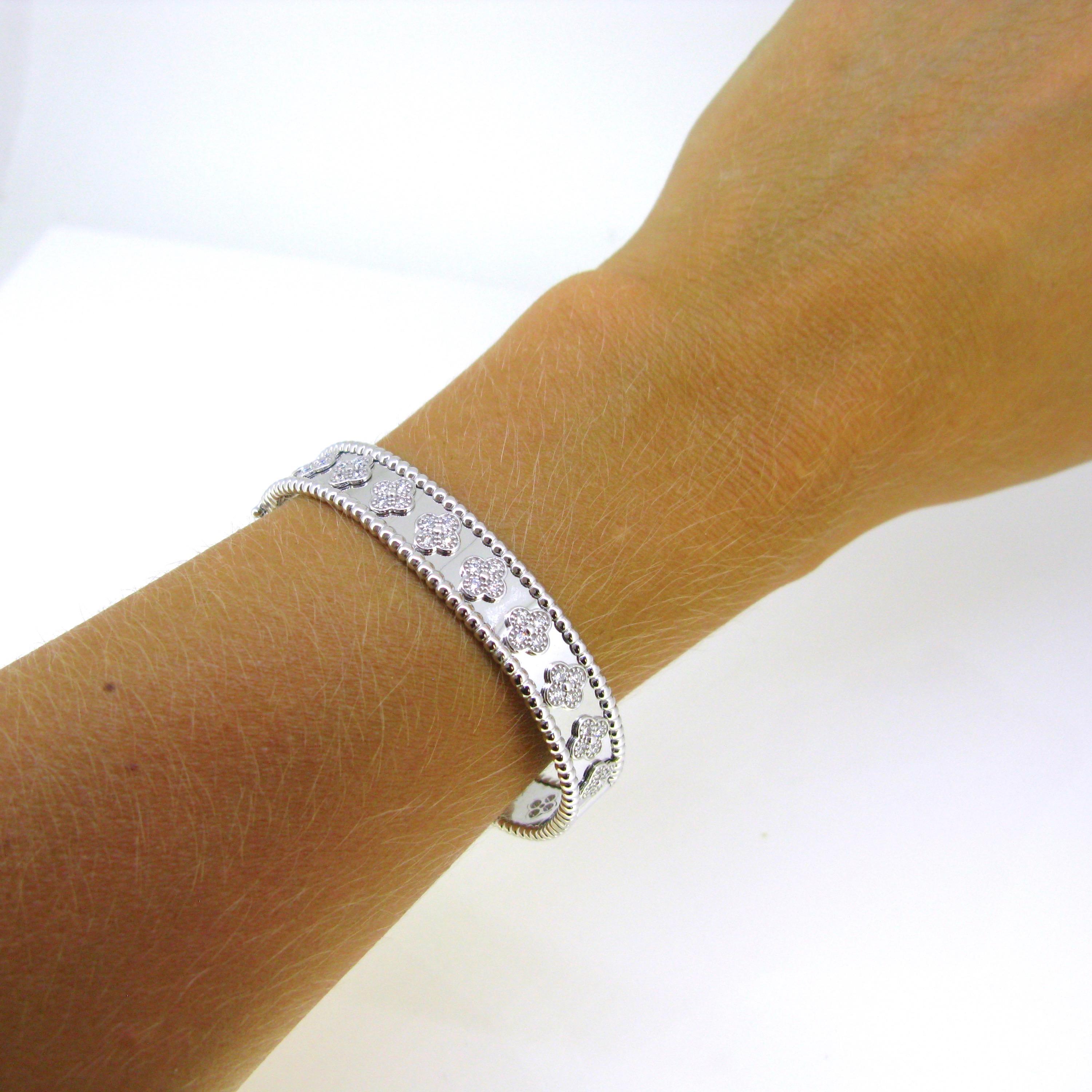 Women's or Men's Van Cleef & Arpels Perlée Clovers Diamonds White Gold Bracelet Bangle