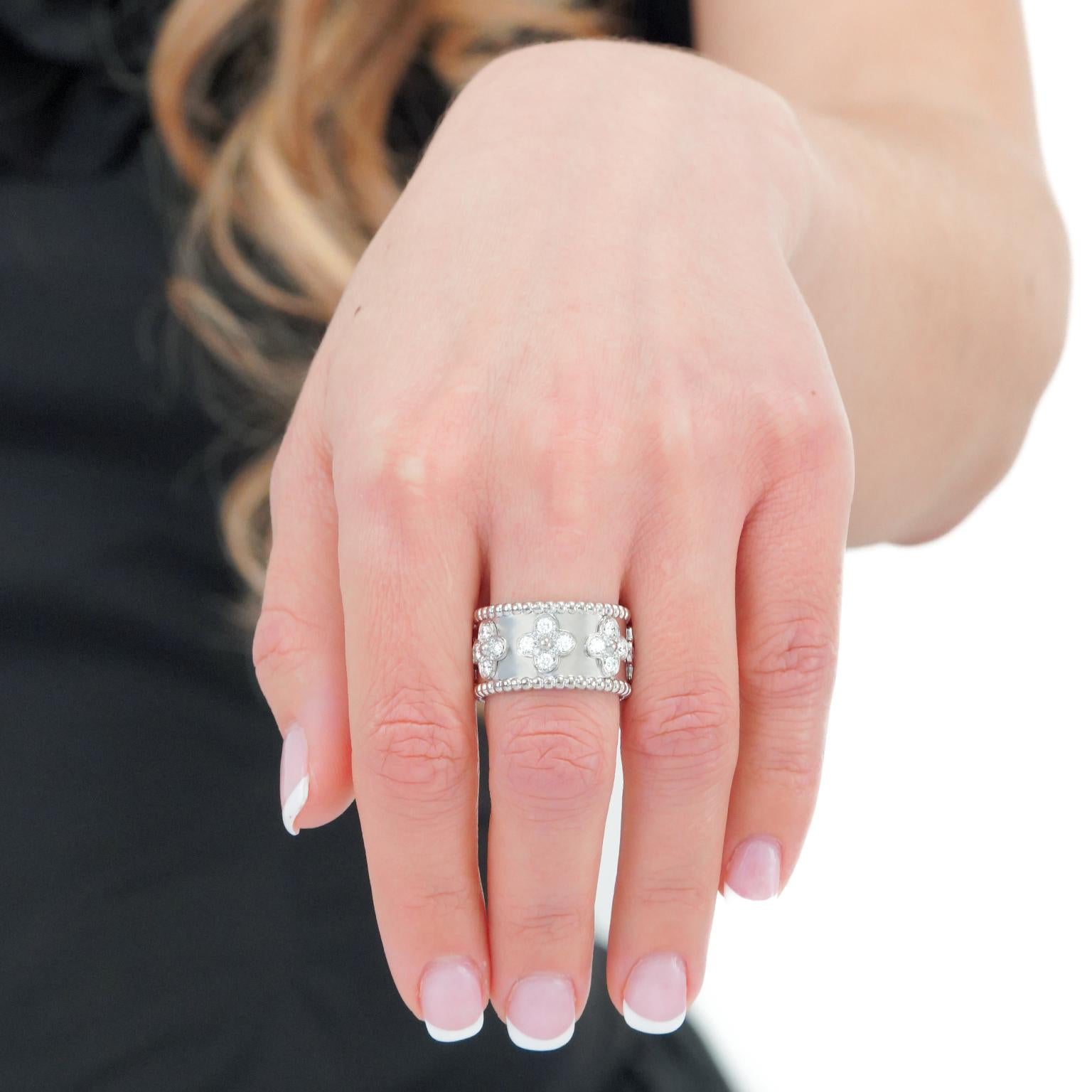 Van Cleef & Arpels Perlée Kleeblatt Ring Extra Wide Modell Größe 8.75 im Zustand „Hervorragend“ im Angebot in Litchfield, CT