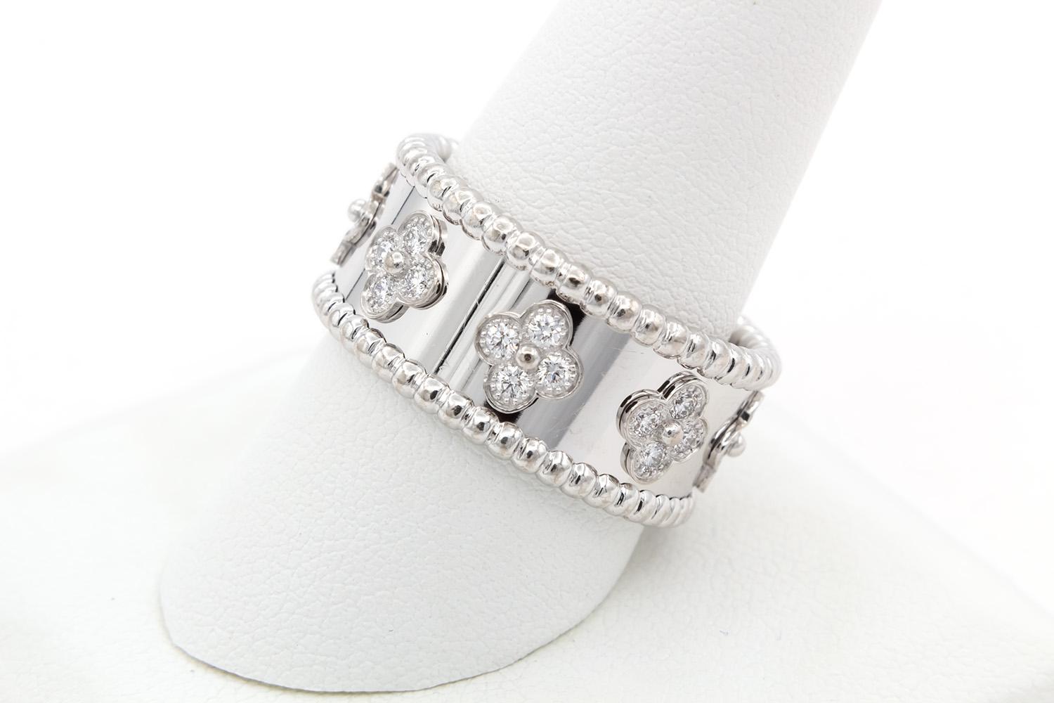 Van Cleef & Arpels, bague Perlee Clovers modèle moyen en or blanc 18 carats avec diamants BNP en vente 4