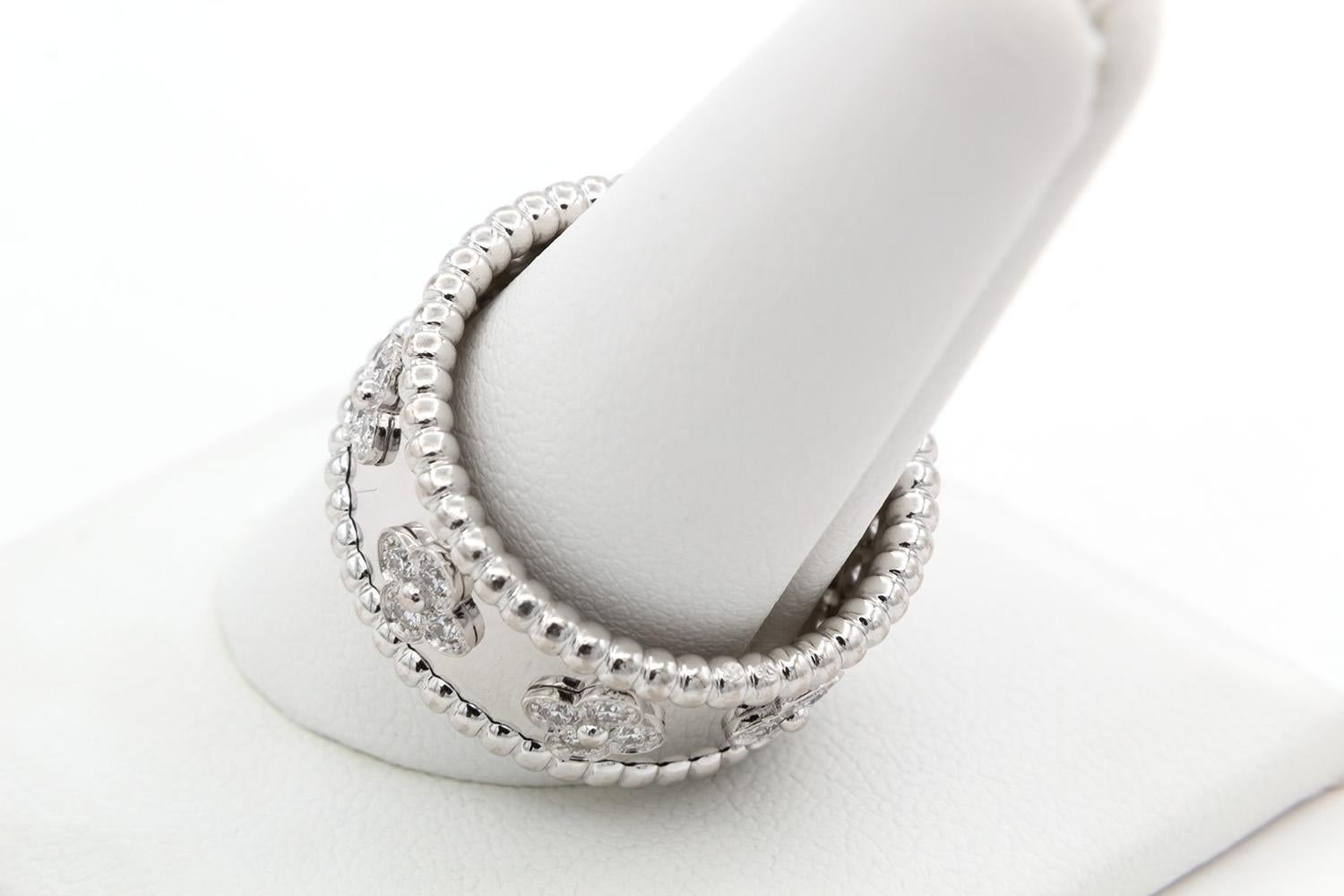 Van Cleef & Arpels, bague Perlee Clovers modèle moyen en or blanc 18 carats avec diamants BNP en vente 5