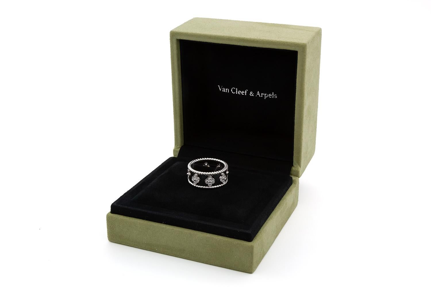 Van Cleef & Arpels, bague Perlee Clovers modèle moyen en or blanc 18 carats avec diamants BNP en vente 8
