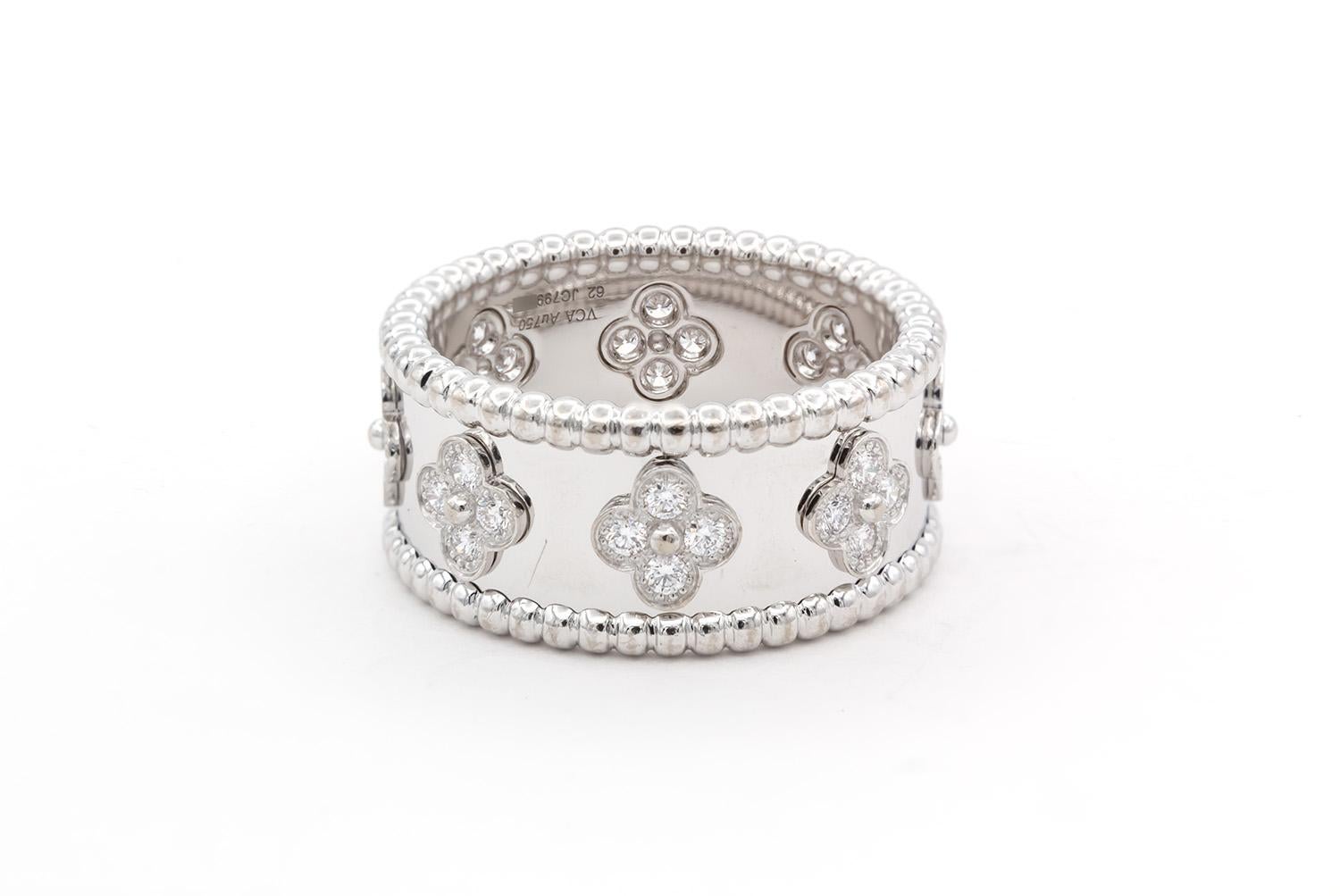Contemporain Van Cleef & Arpels, bague Perlee Clovers modèle moyen en or blanc 18 carats avec diamants BNP en vente