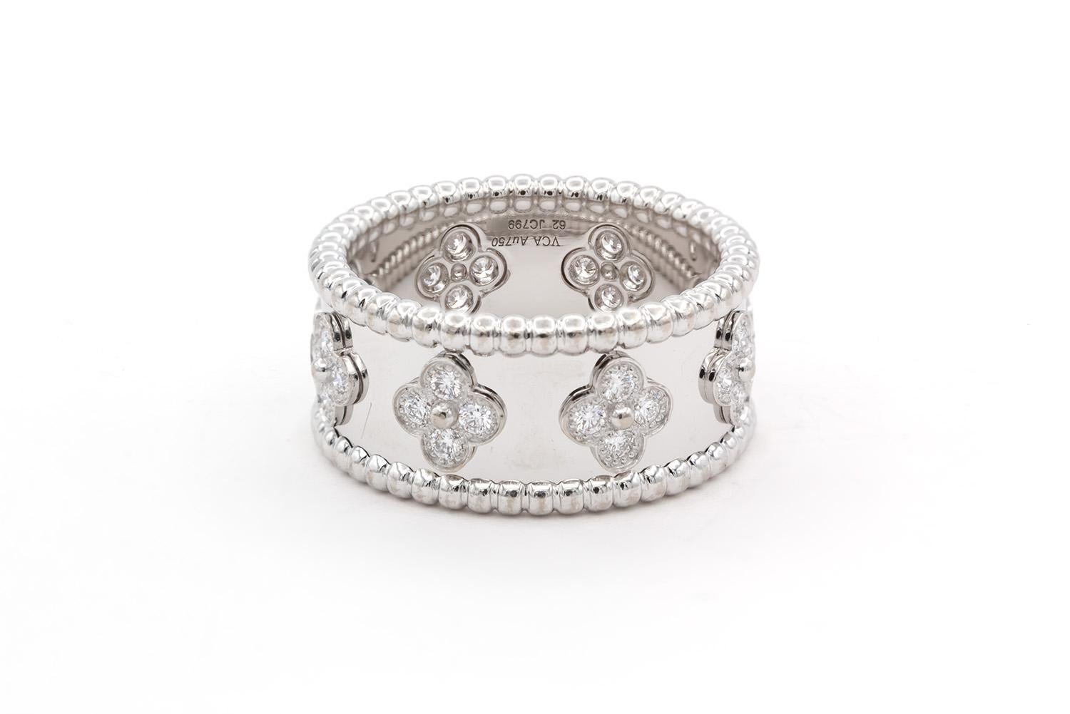 Taille brillant Van Cleef & Arpels, bague Perlee Clovers modèle moyen en or blanc 18 carats avec diamants BNP en vente