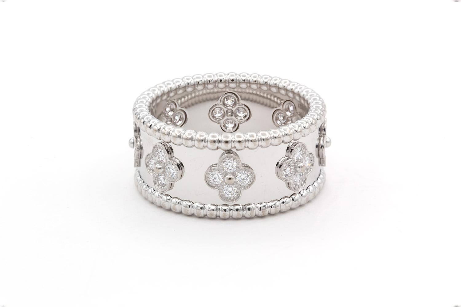 Van Cleef & Arpels, bague Perlee Clovers modèle moyen en or blanc 18 carats avec diamants BNP Excellent état - En vente à Tustin, CA