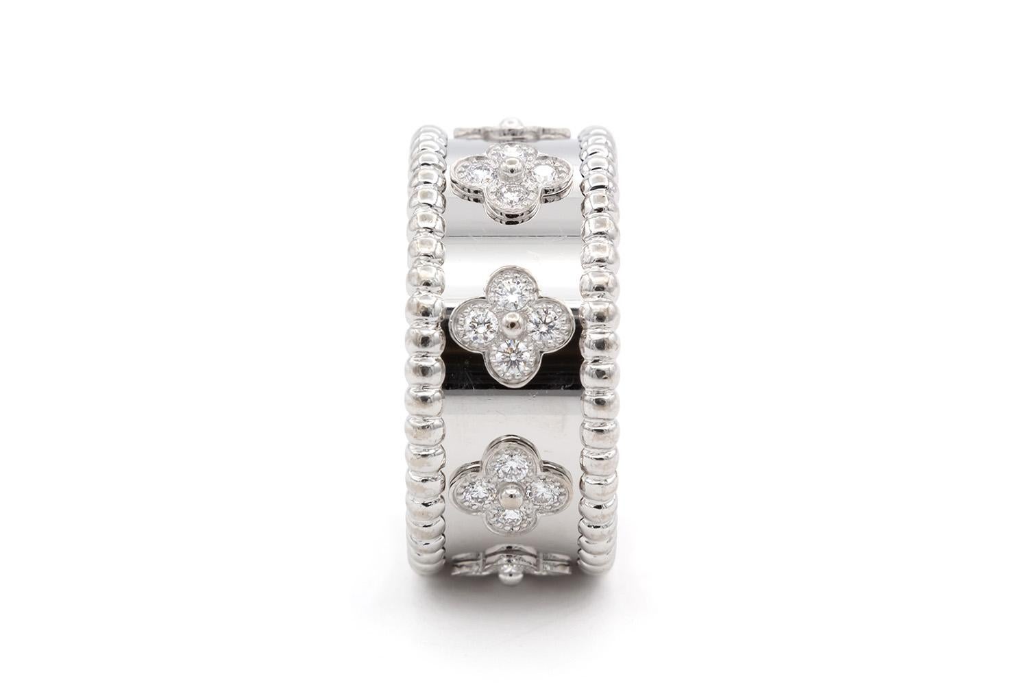 Van Cleef & Arpels, bague Perlee Clovers modèle moyen en or blanc 18 carats avec diamants BNP en vente 1
