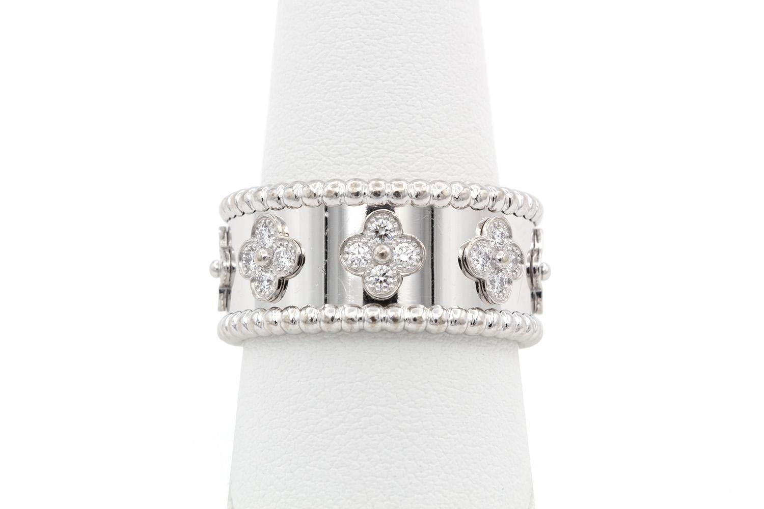 Van Cleef & Arpels, bague Perlee Clovers modèle moyen en or blanc 18 carats avec diamants BNP en vente 3