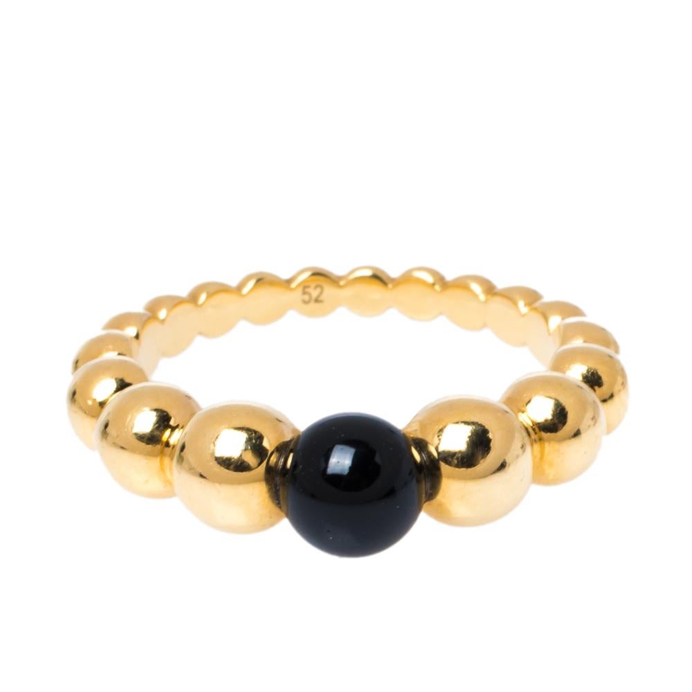 The luxury and charm of this Van Cleef & Arpels in 18K yellow gold is bound to leave anyone mesmerised. The shank of the ring is beautifully structured in a bead-like formation with onyx sitting on its head. Belonging to the Perlee Couleurs