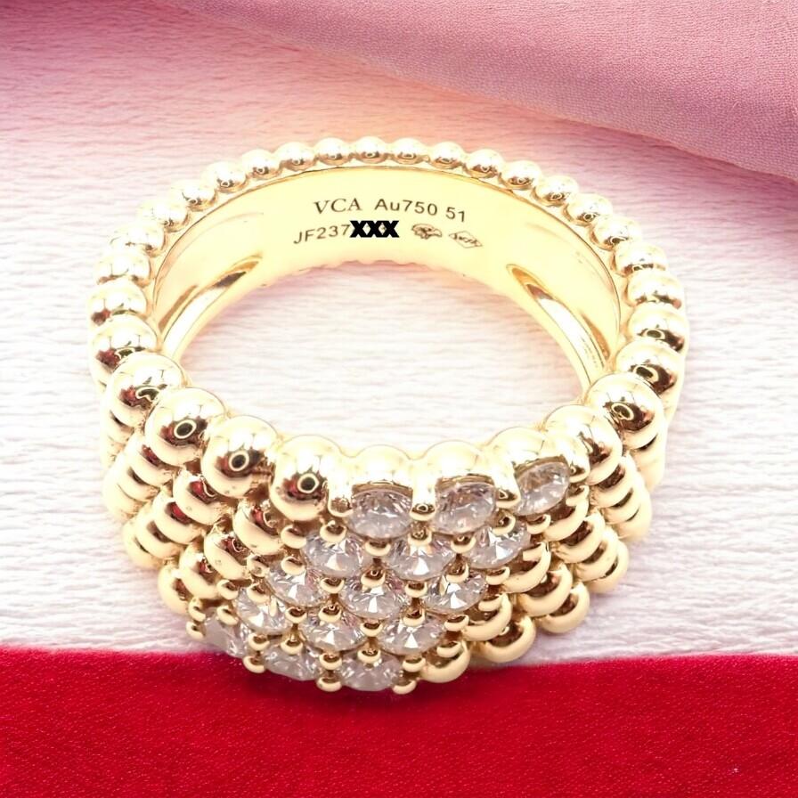 Anello a fascia con diamanti Perlee in oro giallo 18k di Van Cleef & Arpels. 
L'anello The Row con diamanti perlée in oro giallo 18k di Van Cleef & Arpels è un pezzo di lusso. 
Realizzato in oro giallo 18 carati, presenta cinque file di diamanti