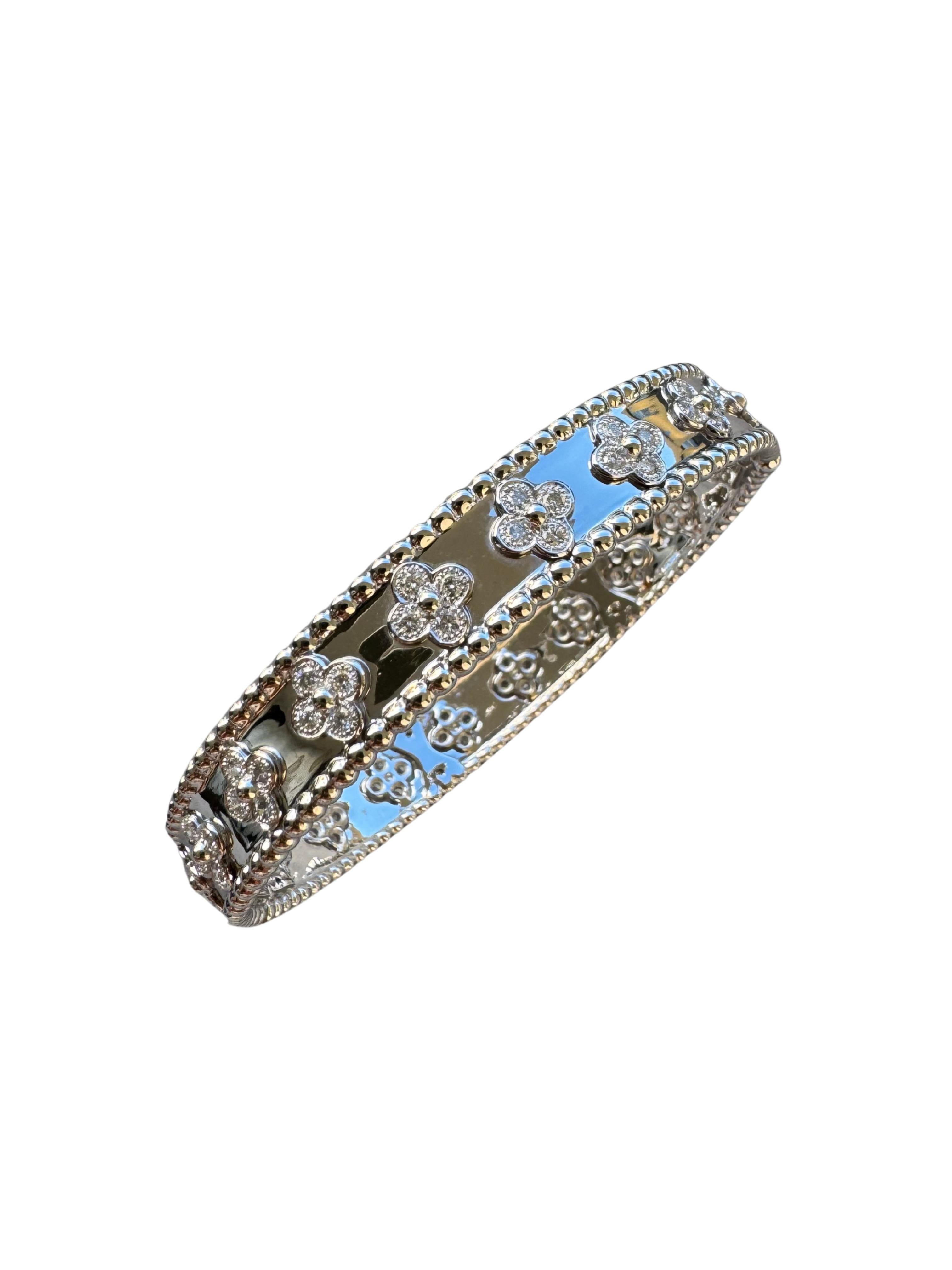 Van Cleef & Arpels Bracciale M con Diamante Perlée e Trifoglio in Oro Bianco 18 Carati in vendita 4