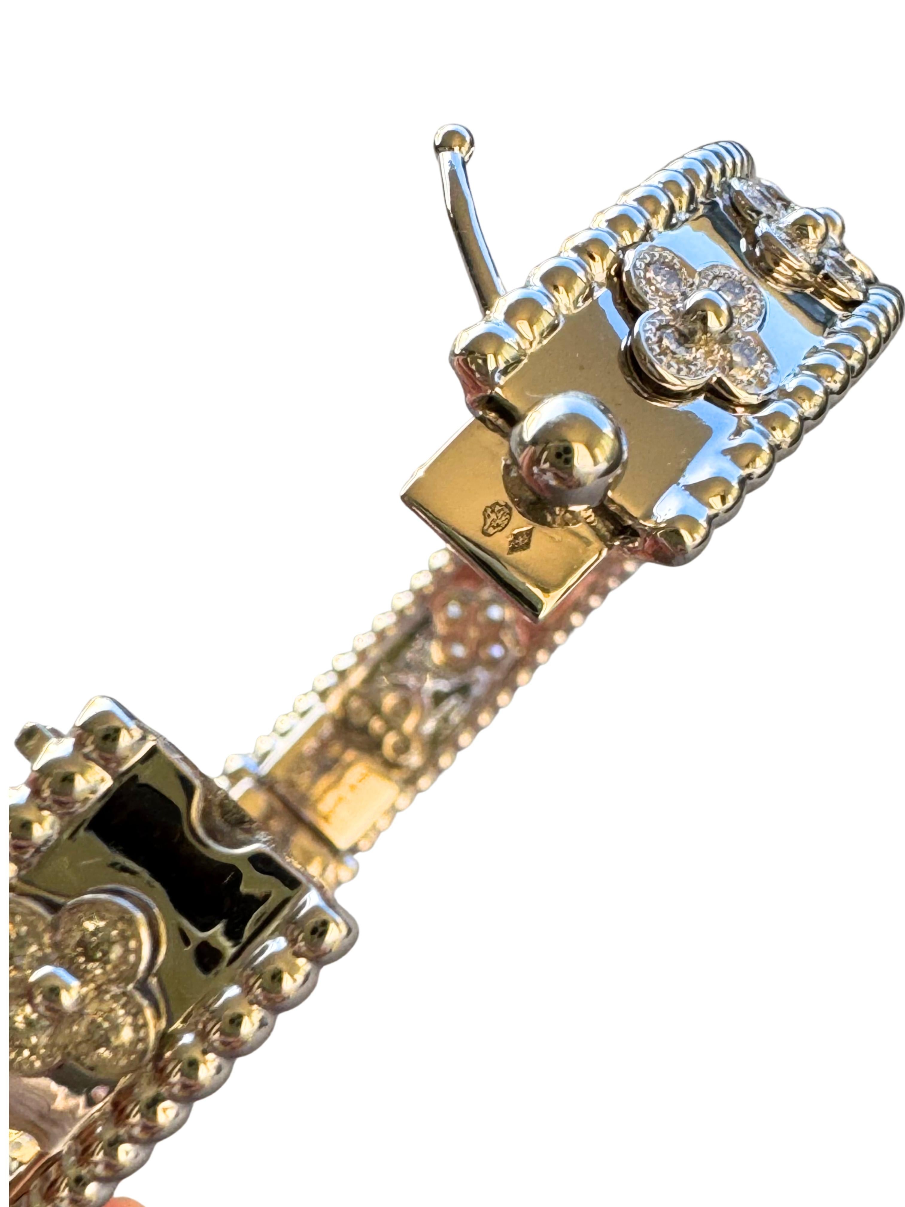 Van Cleef & Arpels Bracciale M con Diamante Perlée e Trifoglio in Oro Bianco 18 Carati in vendita 6