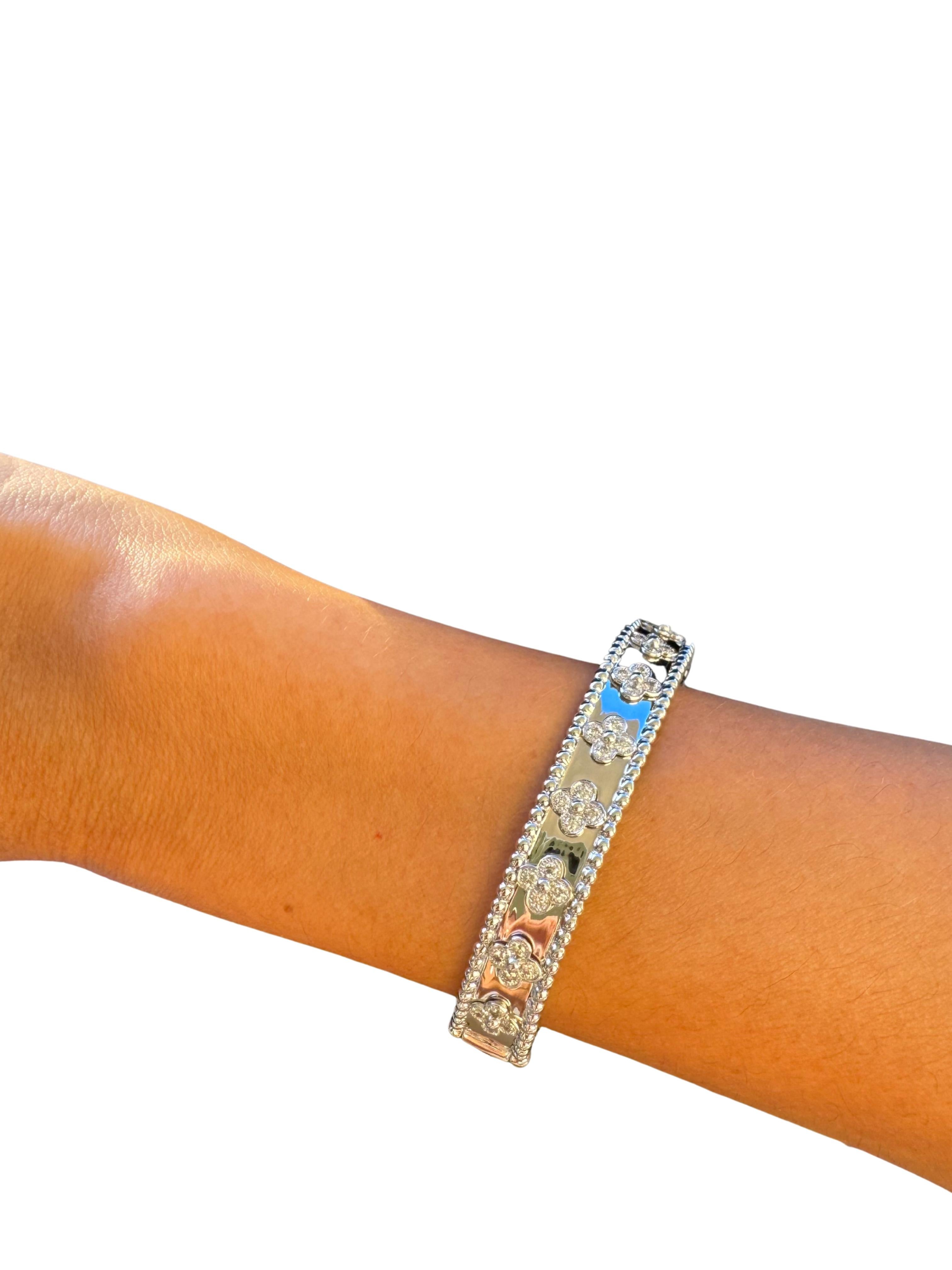 Moderno Van Cleef & Arpels Bracciale M con Diamante Perlée e Trifoglio in Oro Bianco 18 Carati in vendita