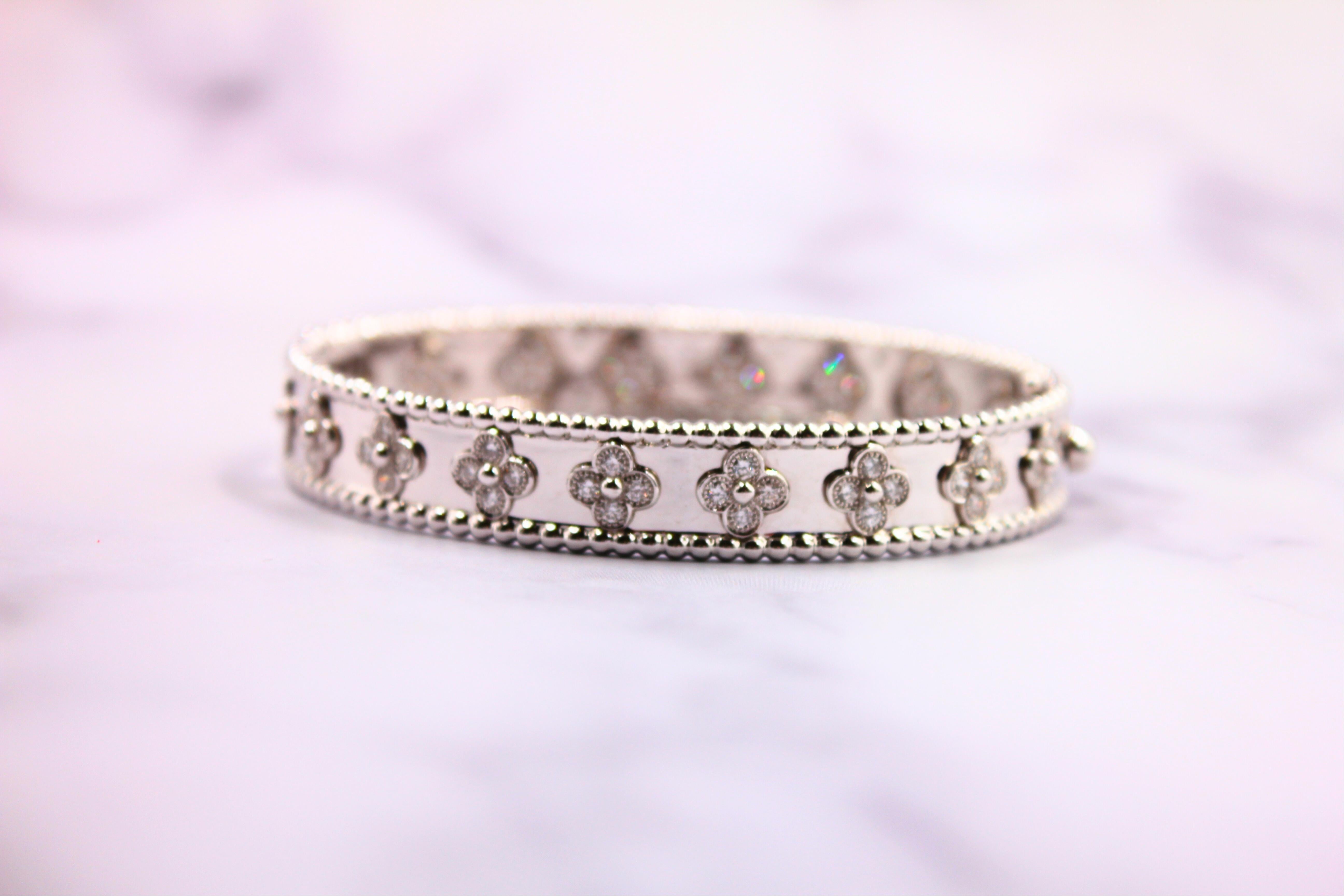 Taglio brillante Van Cleef & Arpels Bracciale M con Diamante Perlée e Trifoglio in Oro Bianco 18 Carati in vendita
