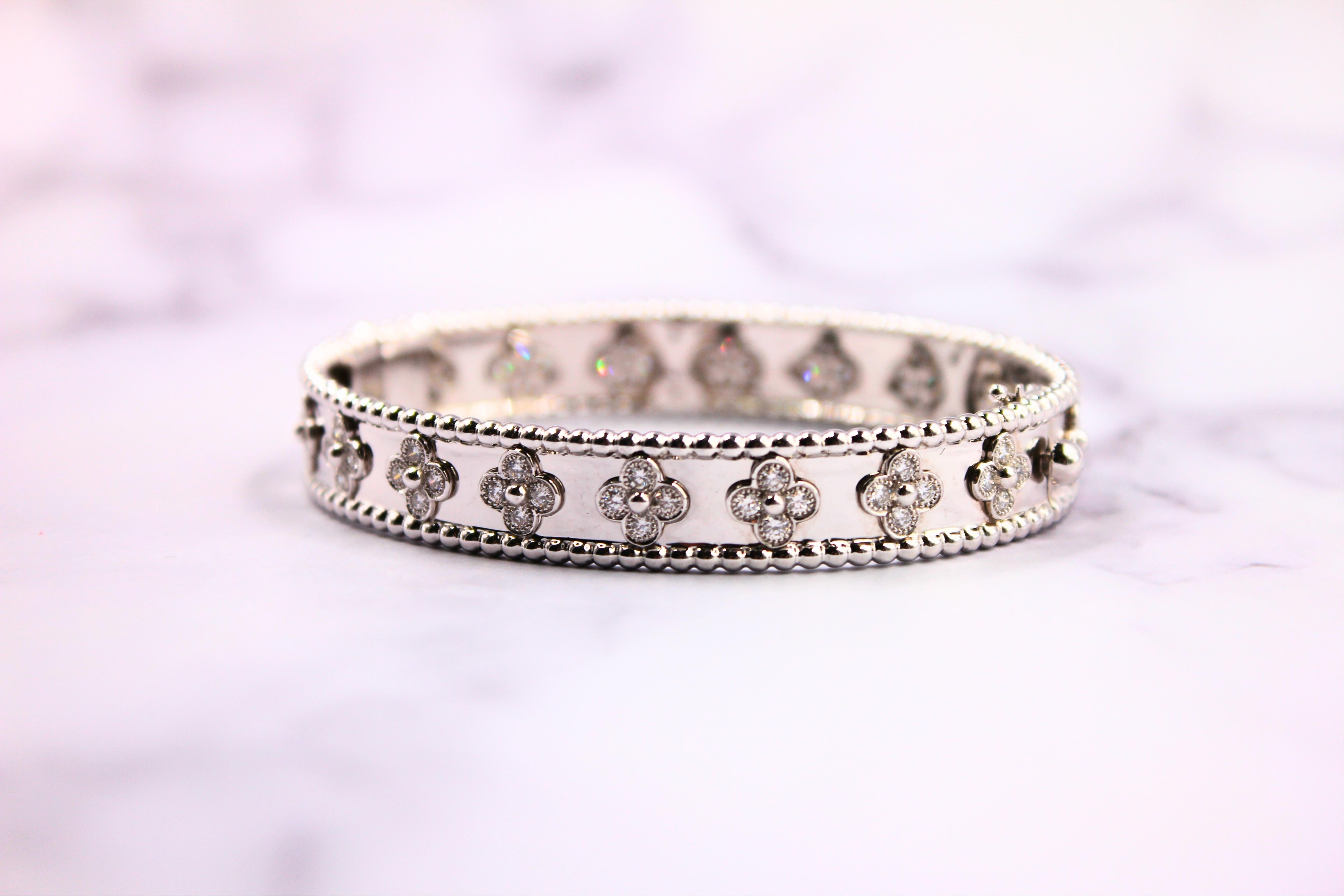 Van Cleef & Arpels Bracciale M con Diamante Perlée e Trifoglio in Oro Bianco 18 Carati In condizioni buone in vendita a Fairfax, VA