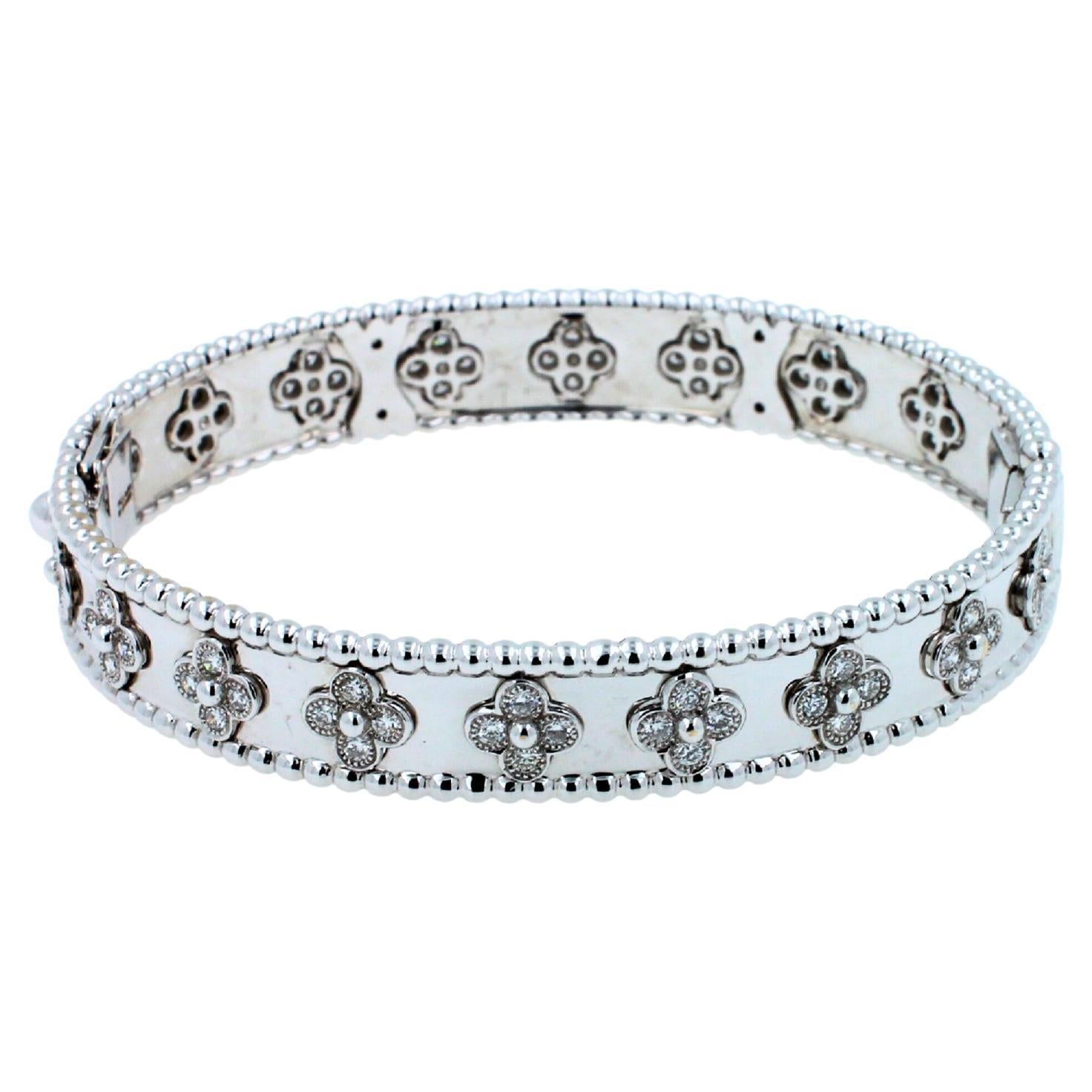 Van Cleef & Arpels Bracciale M con Diamante Perlée e Trifoglio in Oro Bianco 18 Carati in vendita