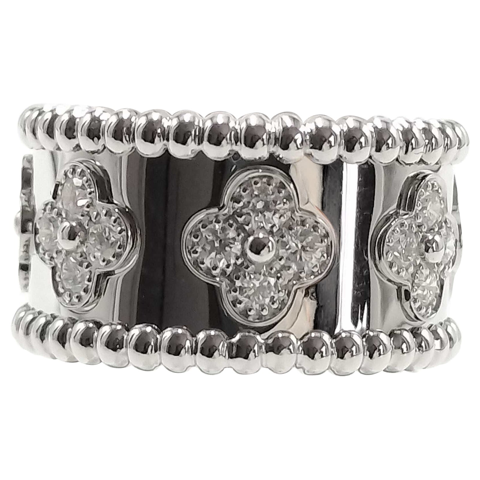 Van Cleef & Arpels Perlee Diamond Clover Ring aus 18 Karat Weißgold, Größe 50 (EU)