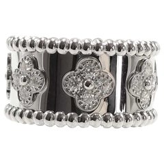 Bague « Perlee Diamond Clover » de Van Cleef & Arpels, en or blanc 18 carats, taille 50 (EU)