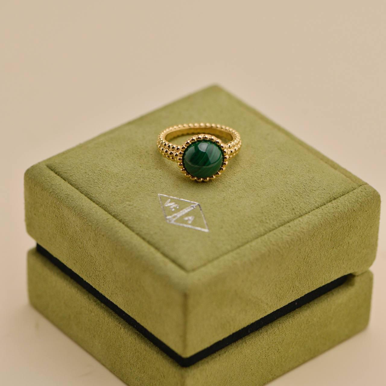 Van Cleef & Arpels Perlée Malachite 18k Yellow Gold Ring Size 54 Sin cortar