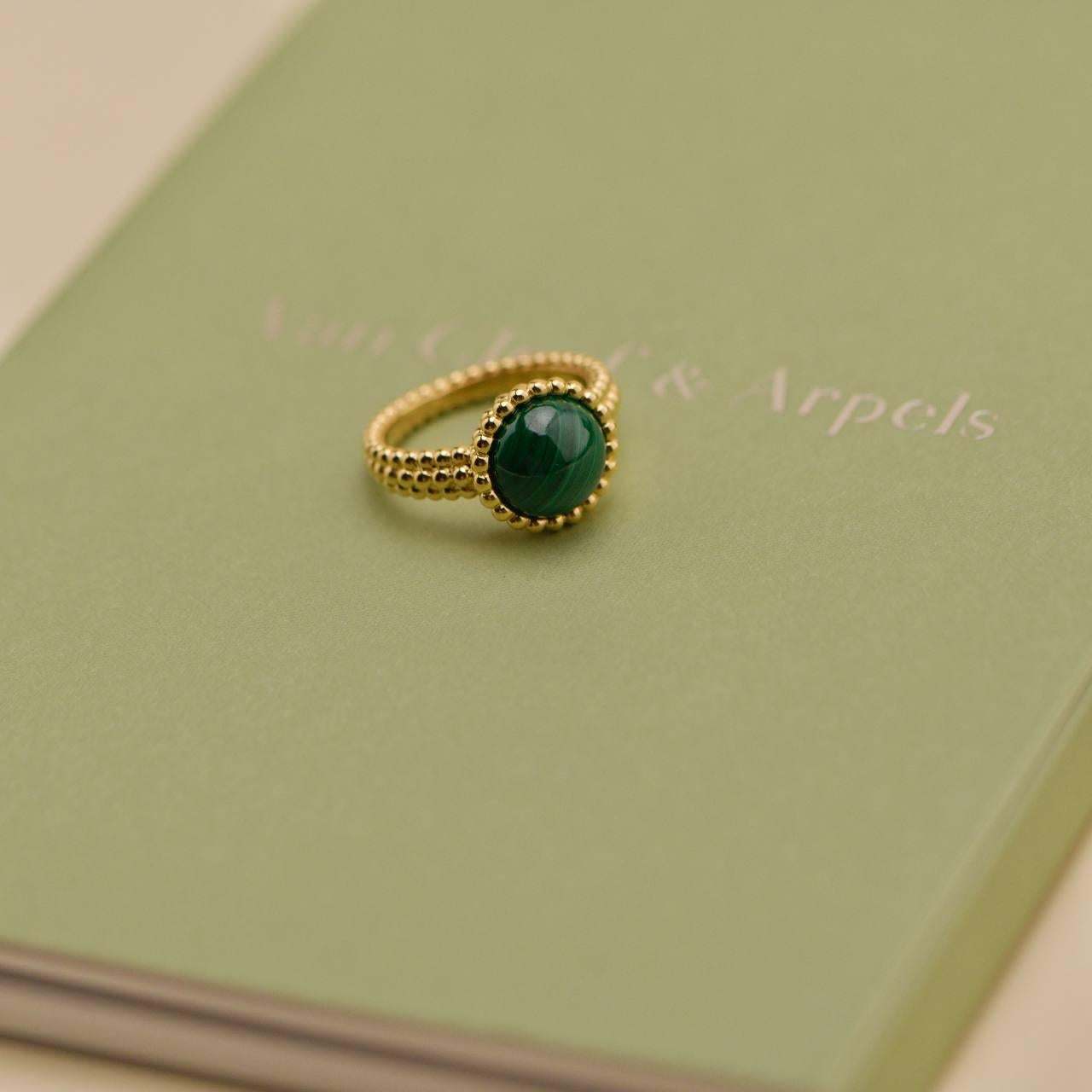 Femenino o masculino Van Cleef & Arpels Perlée Malachite 18k Yellow Gold Ring Size 54