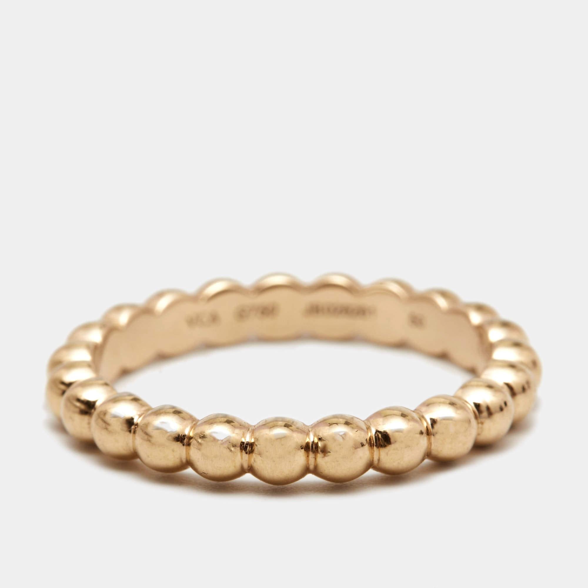 This sleek and classic Perle ring from the house of Van Cleef & Arpels has been expertly crafted in 18k rose gold. It comes with an all-over bead detailing. Wear it as a stand-alone ring or stacked with similar band rings for a chic look.