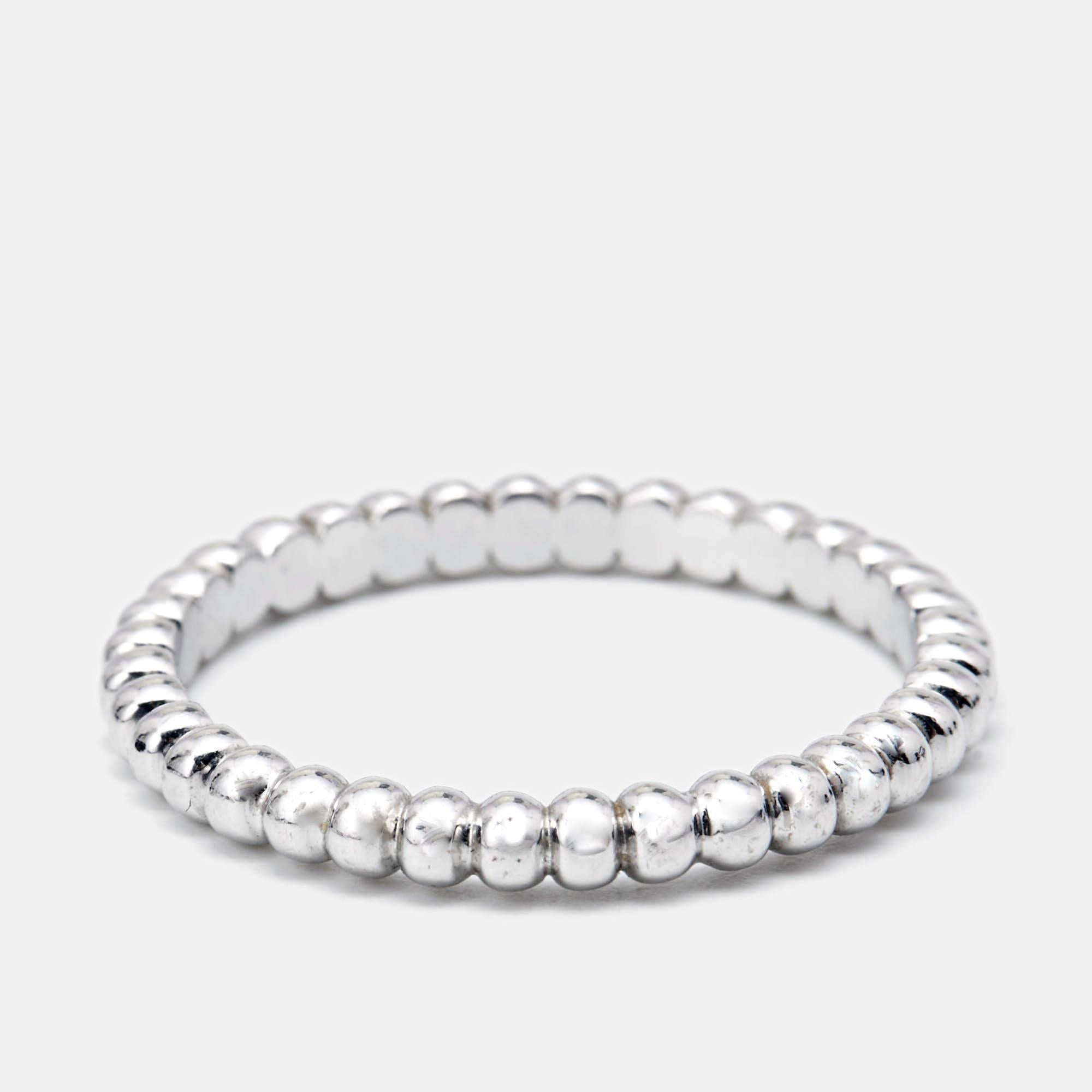 This sleek and classic Perle ring from the house of Van Cleef & Arpels has been expertly crafted in 18k white gold. It comes with an all-over bead detailing. Wear it as a stand-alone ring or stacked with similar band rings for a chic look.

