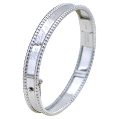 Van Cleef & Arpels Bracelet Perlée Signature en or blanc 18K Taille petite