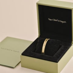 Van Cleef & Arpels Bracelet Perlée Signature en or jaune 18K Modèle moyen